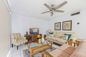 Alojamiento - The Diplomat- 2 Bed Condo-3 Minute Walk to Beach!