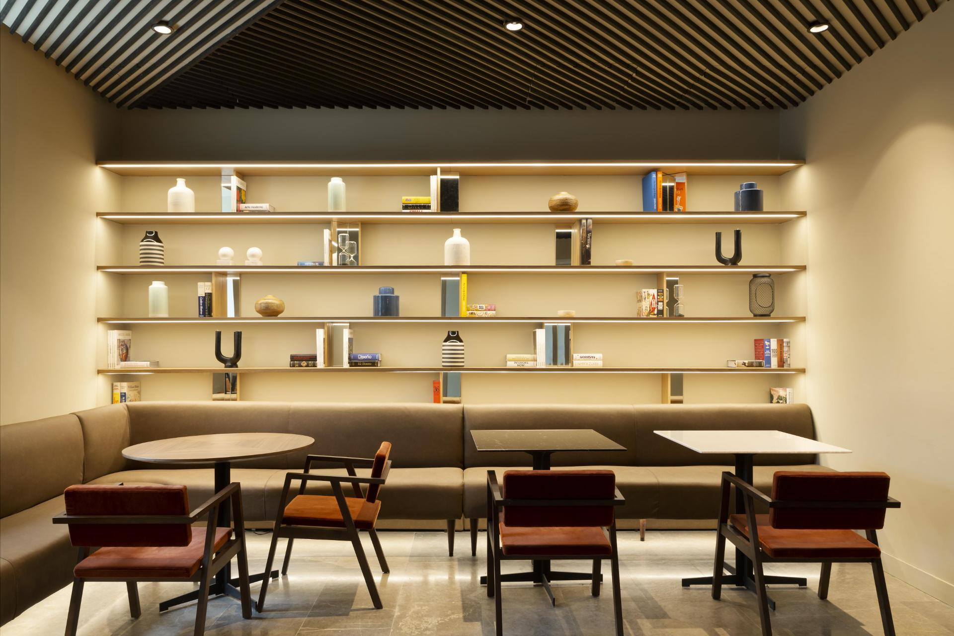 Bar/Salón ICON Embassy