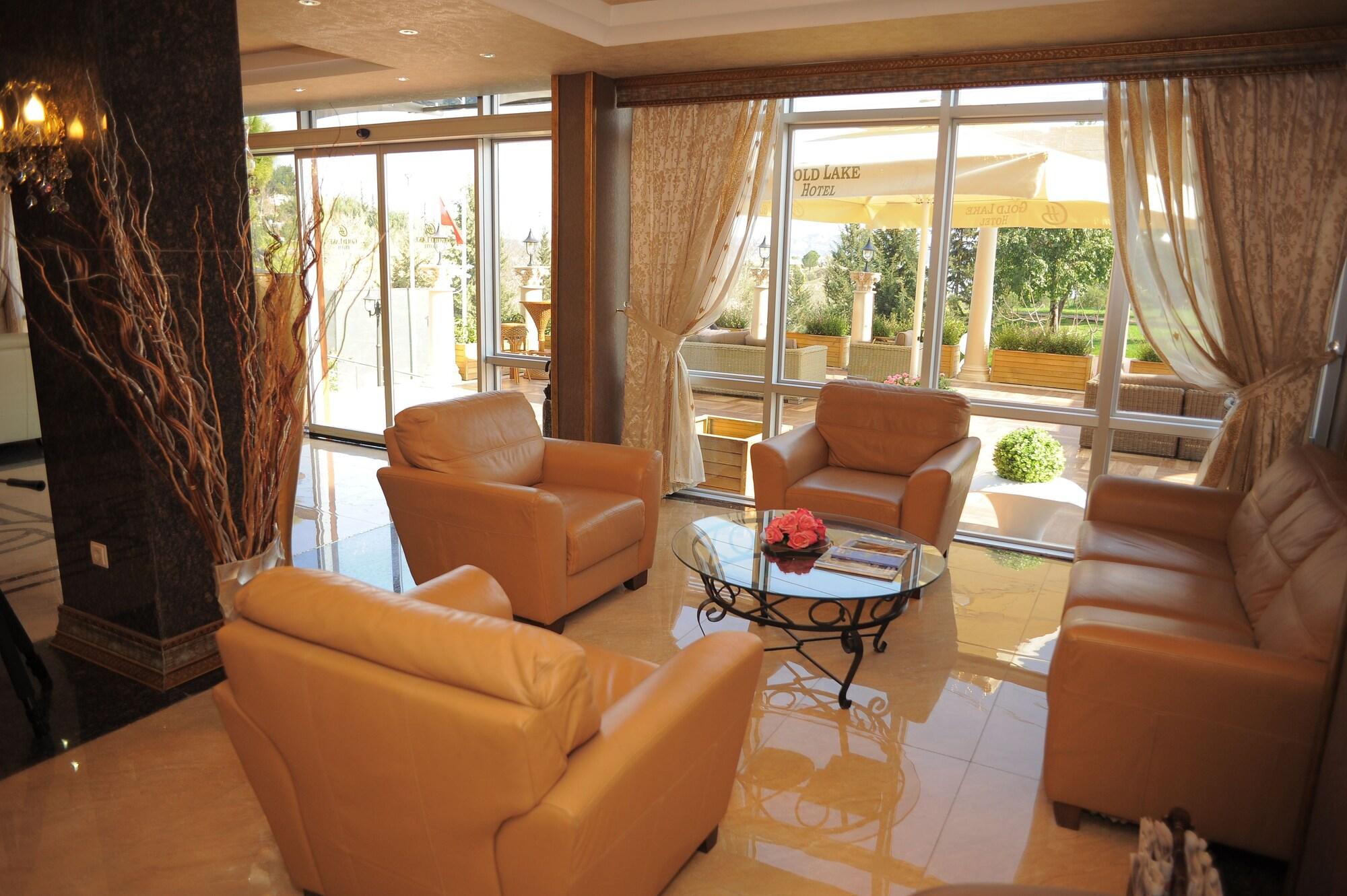 Vista Lobby Golden Lake Hotel