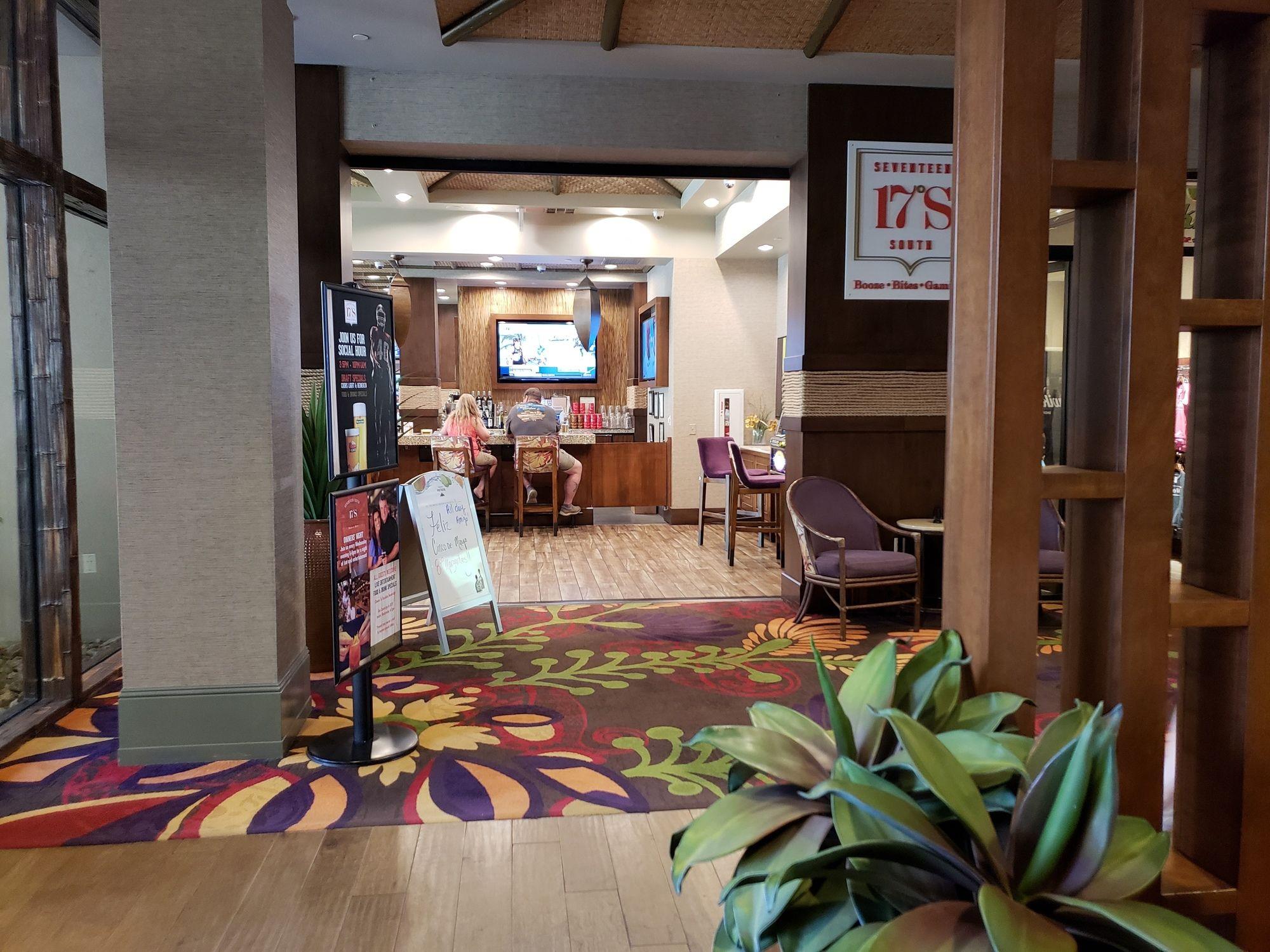 Bar/Salón Suites at the Tahiti Village