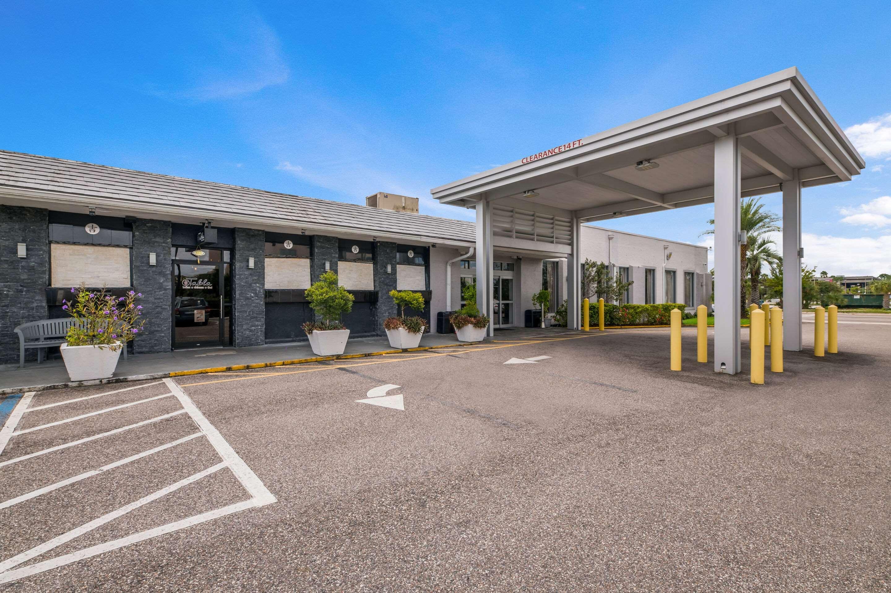 Vista Exterior Clarion Inn & Suites Across From Universal Orlando Resort