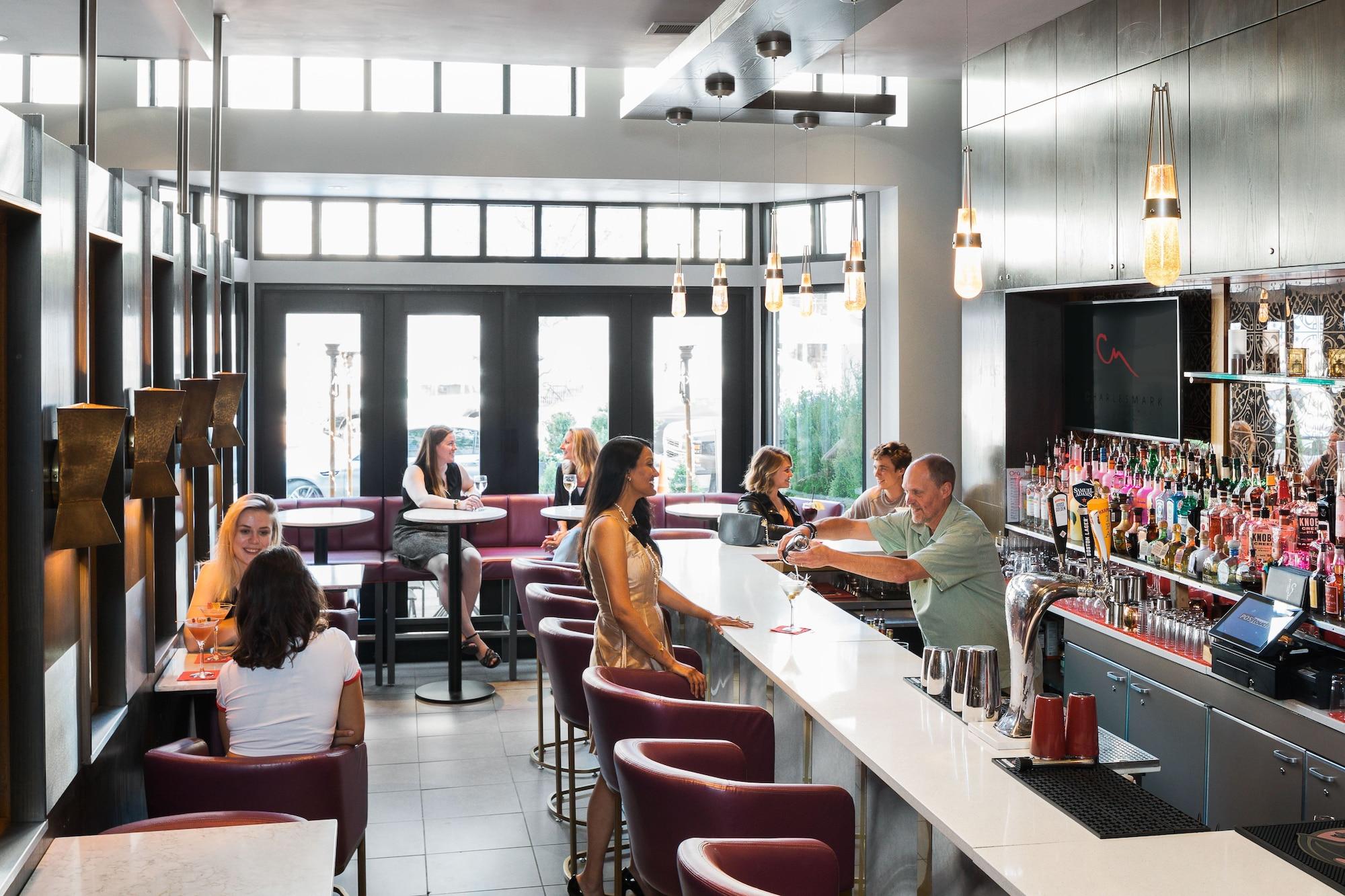 Bar/Salón Charlesmark Hotel