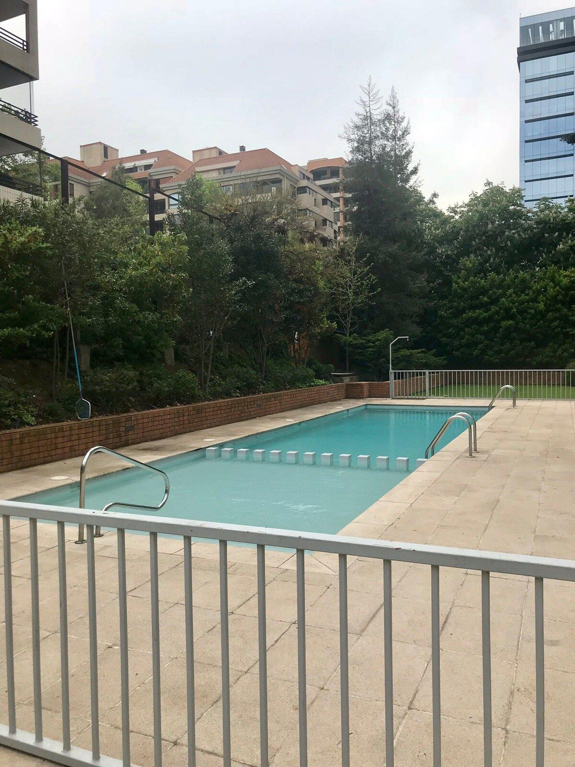 Vista Piscina Departamento a pasos de Parque Arauco