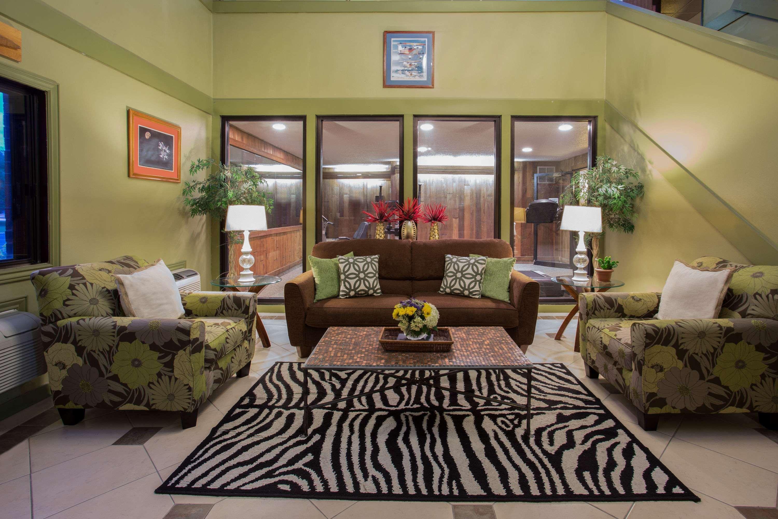 Vista Lobby Baymont by Wyndham Oshkosh Airport