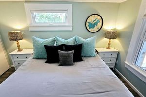 Alquiler Vacacional - Lakefront cottage on Muskegon Lake! Fire pit, 40' BOAT DOCK, near beach, shops