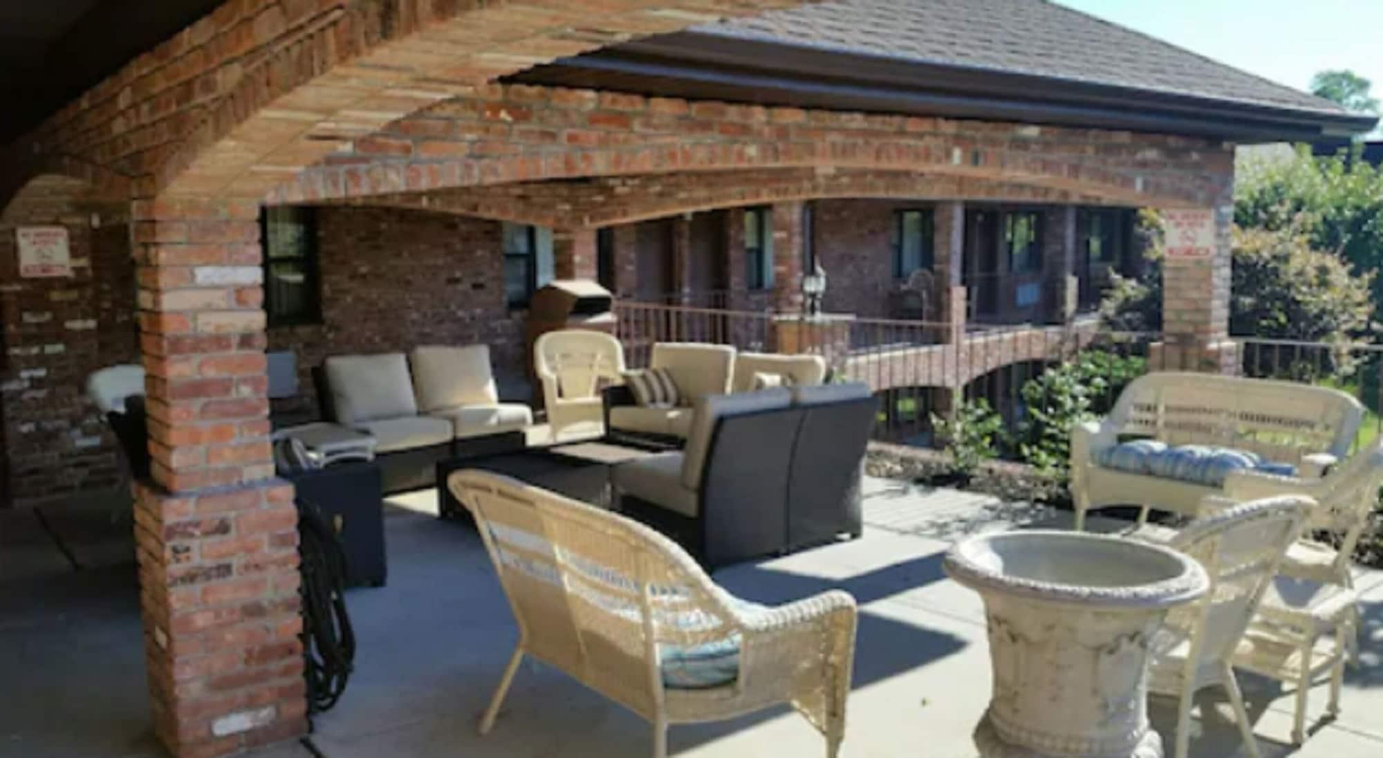 Varios Chalet Inn & Suites Centerport