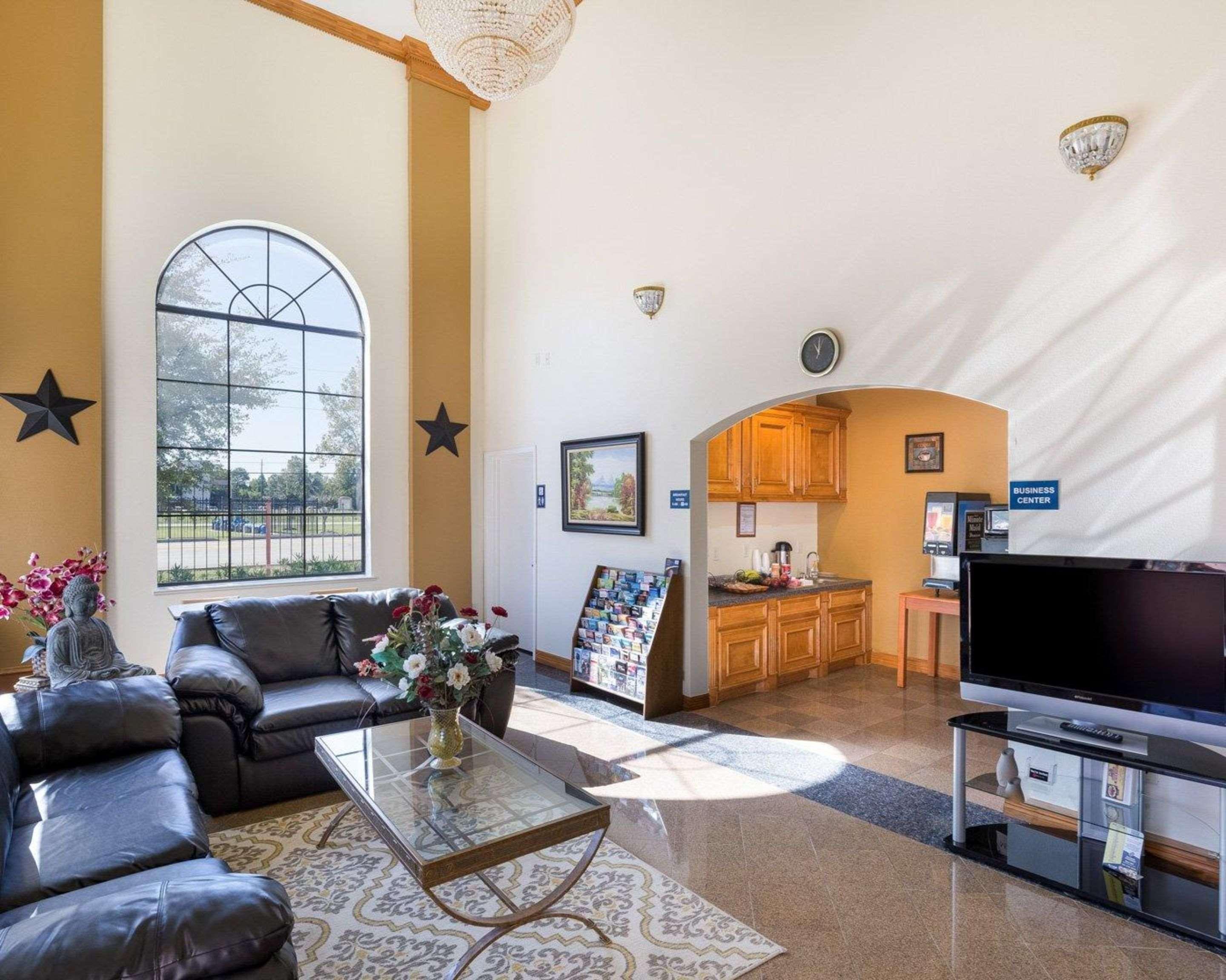 Vista Lobby Rodeway Inn & Suites Humble