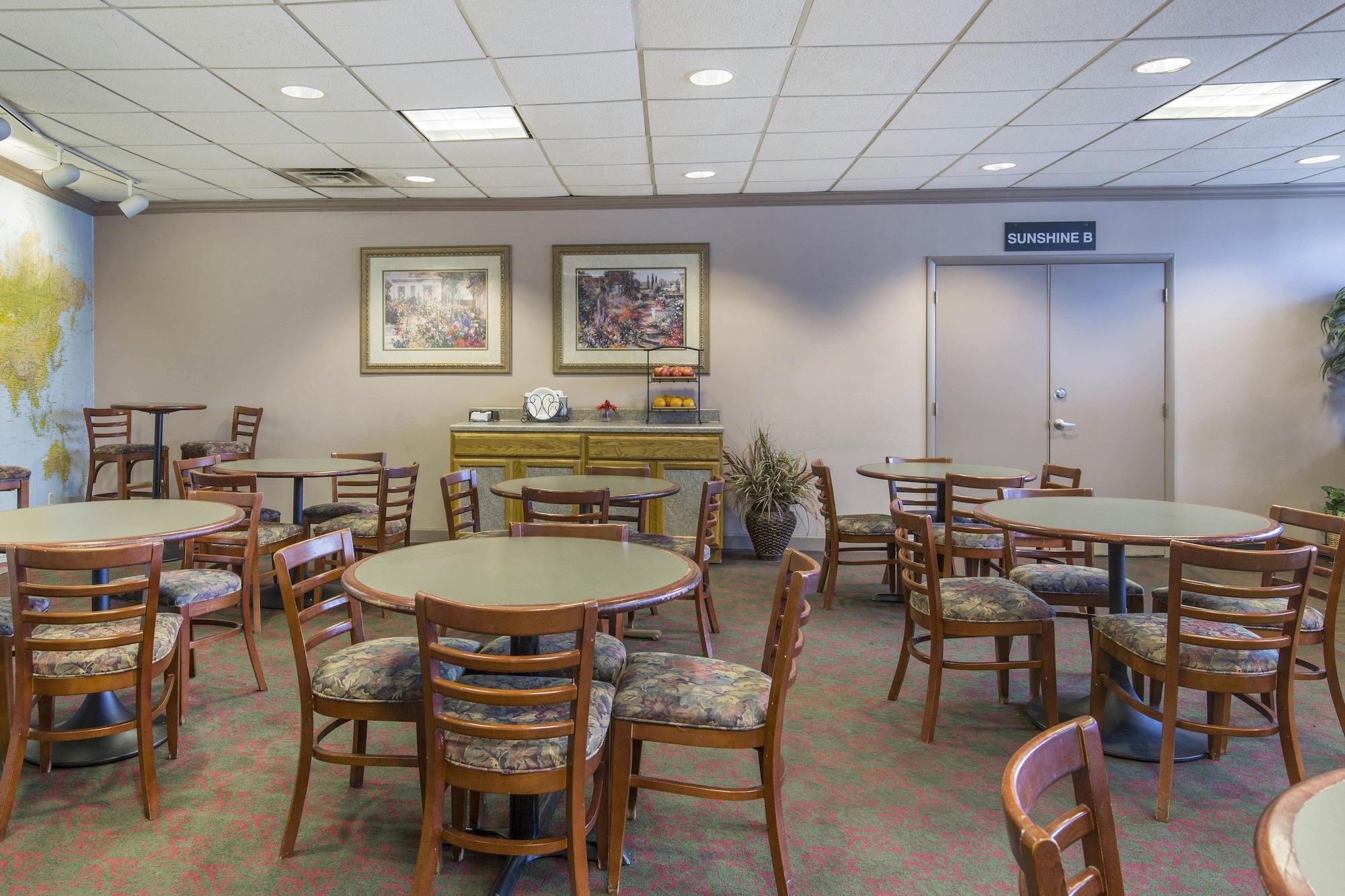 Restaurant Lamplighter Inn & Suites - South
