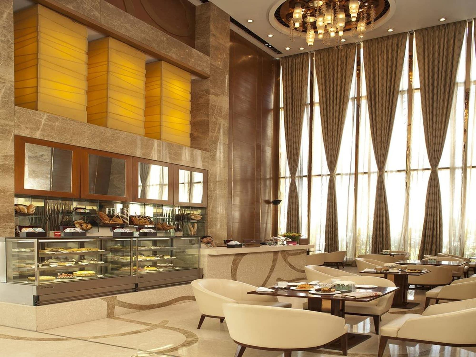 Vista Lobby Crowne Plaza Hotel New Delhi Okhla by IHG