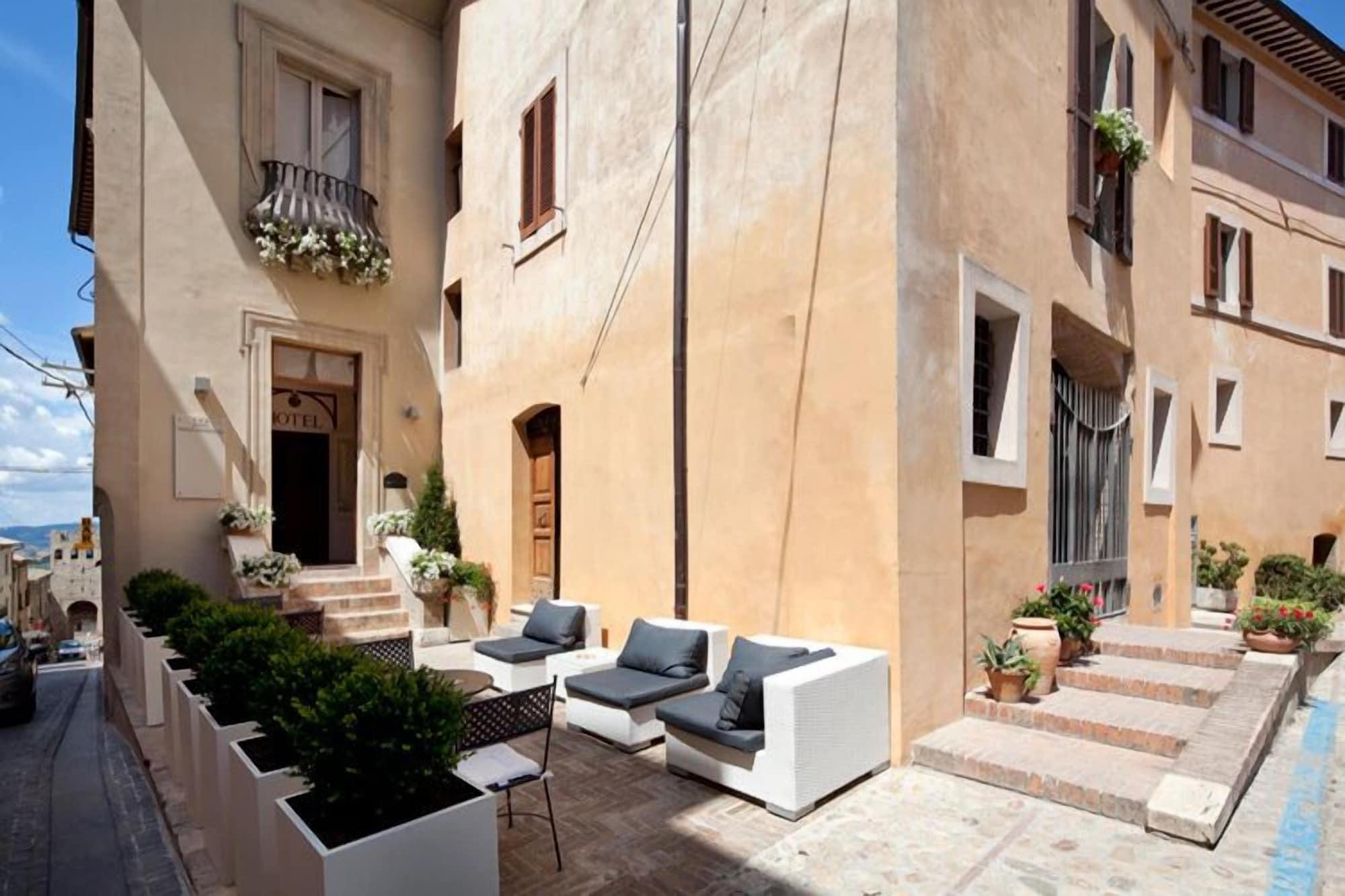 Varios Hotel degli Affreschi