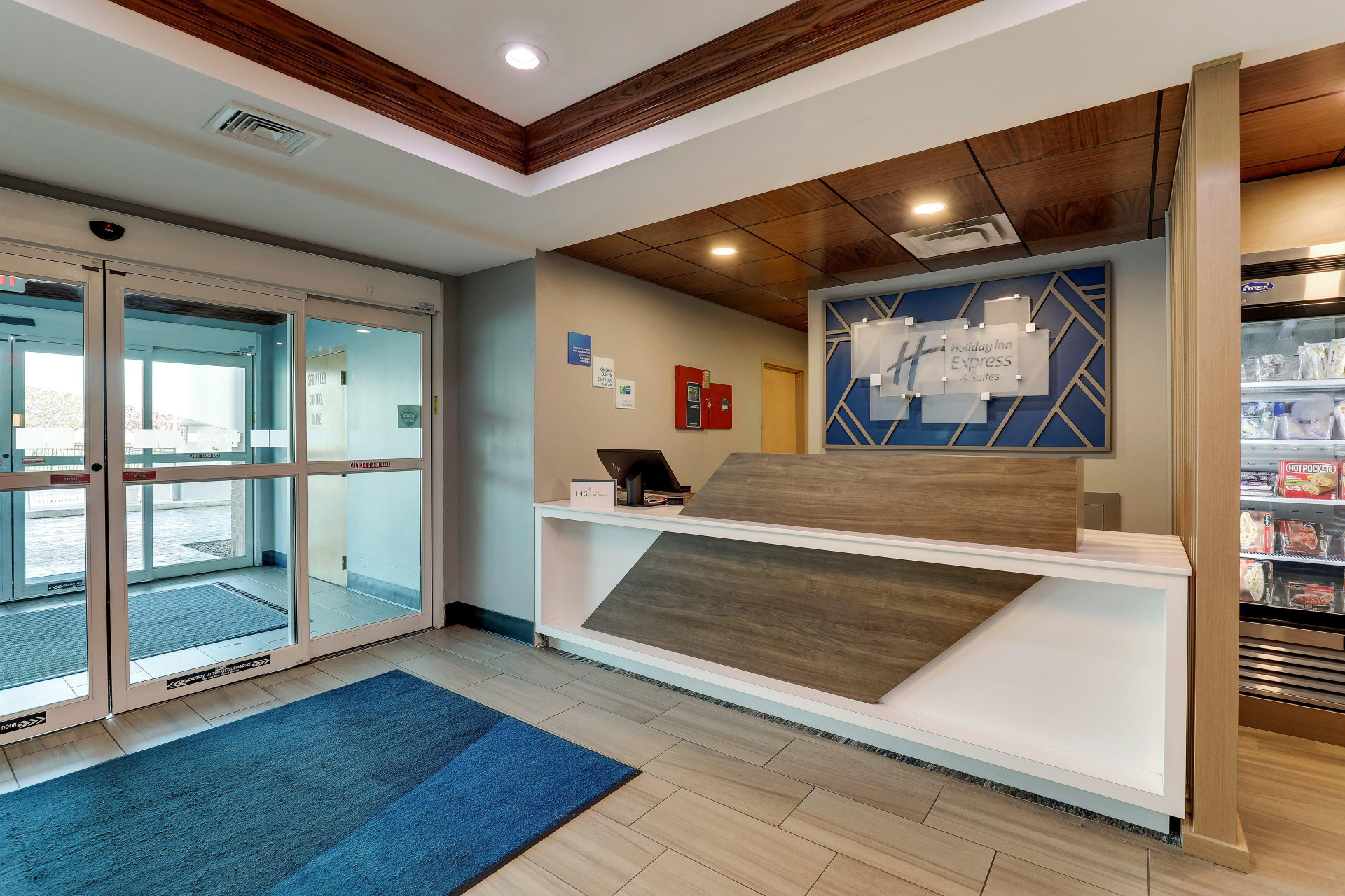 Vista Lobby Holiday Inn Express & Suites Richmond by IHG