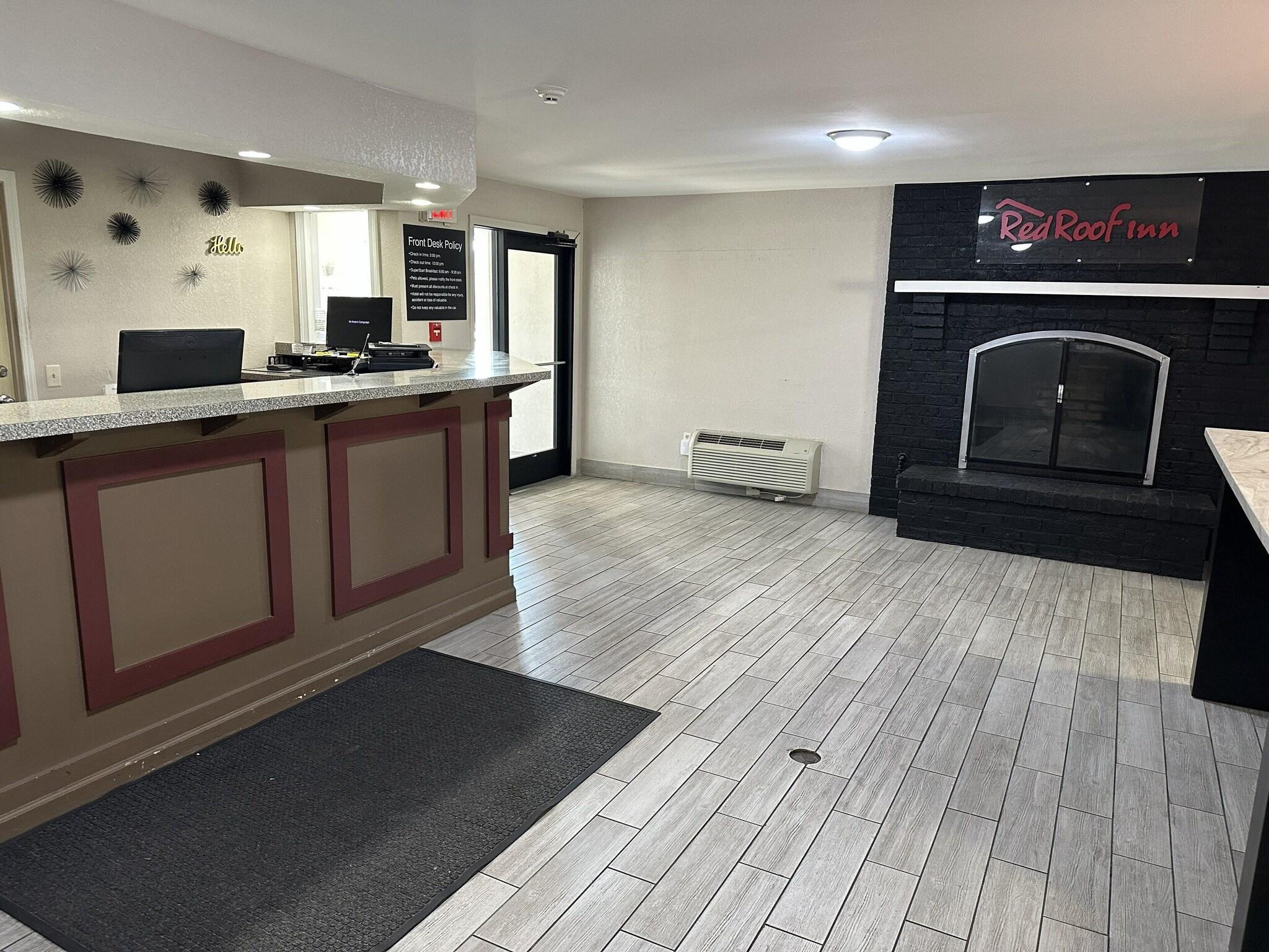 Vista Lobby Red Roof Inn & Suites Marysville