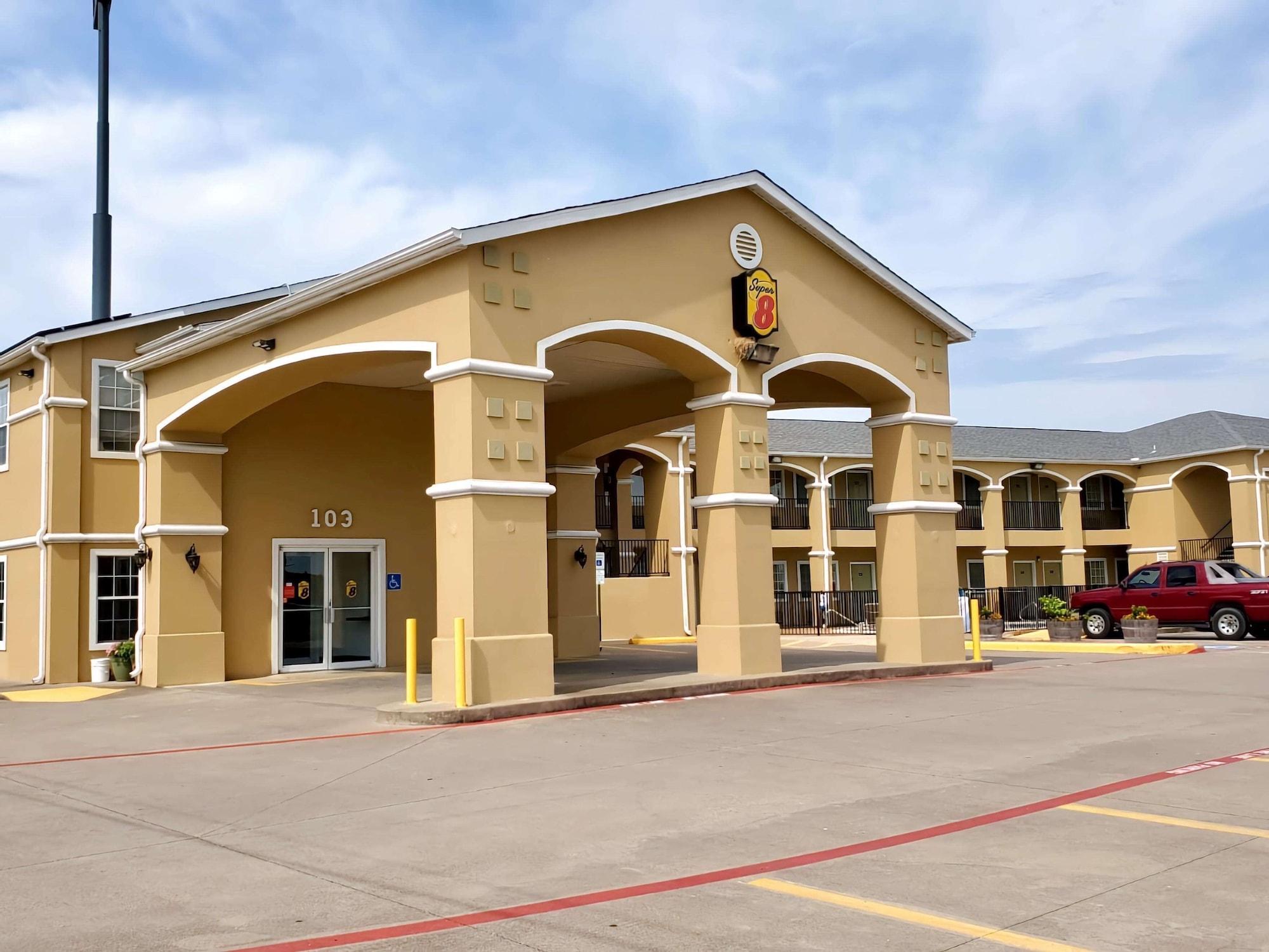 Vista Exterior Super 8 by Wyndham Forney/East Dallas