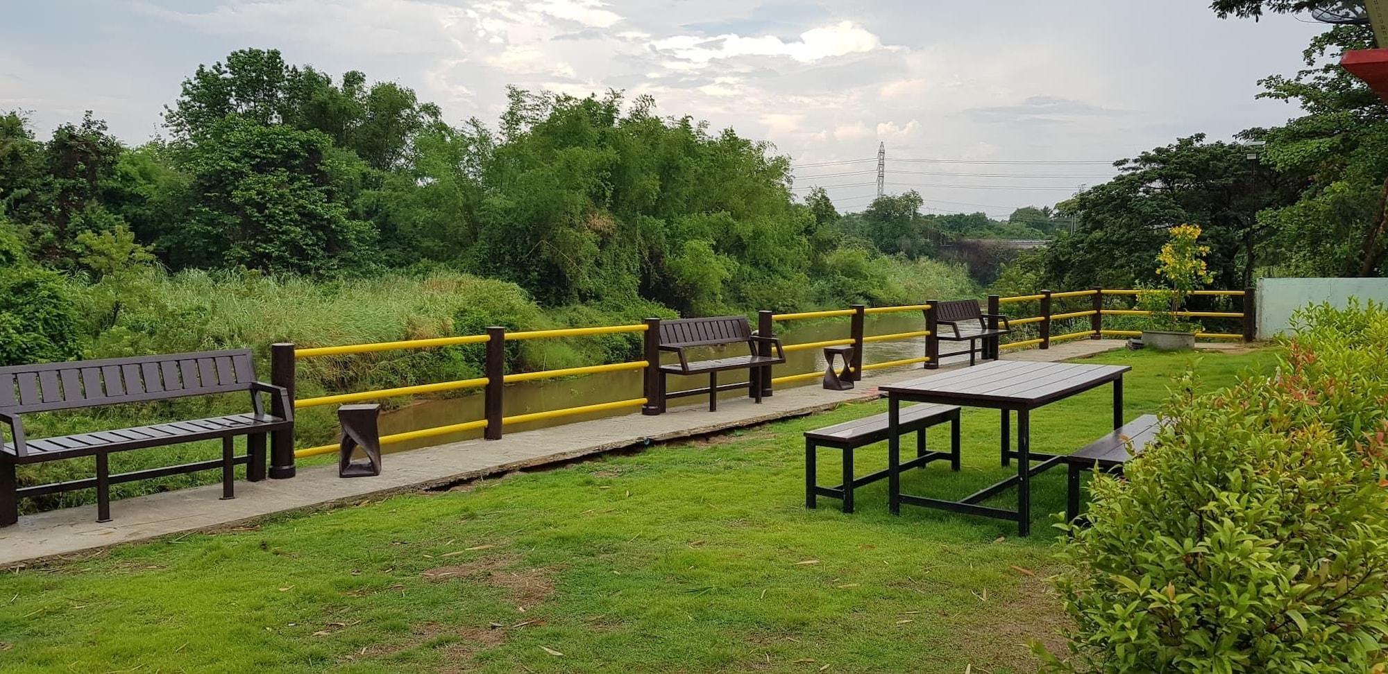 Varios Baansri Family