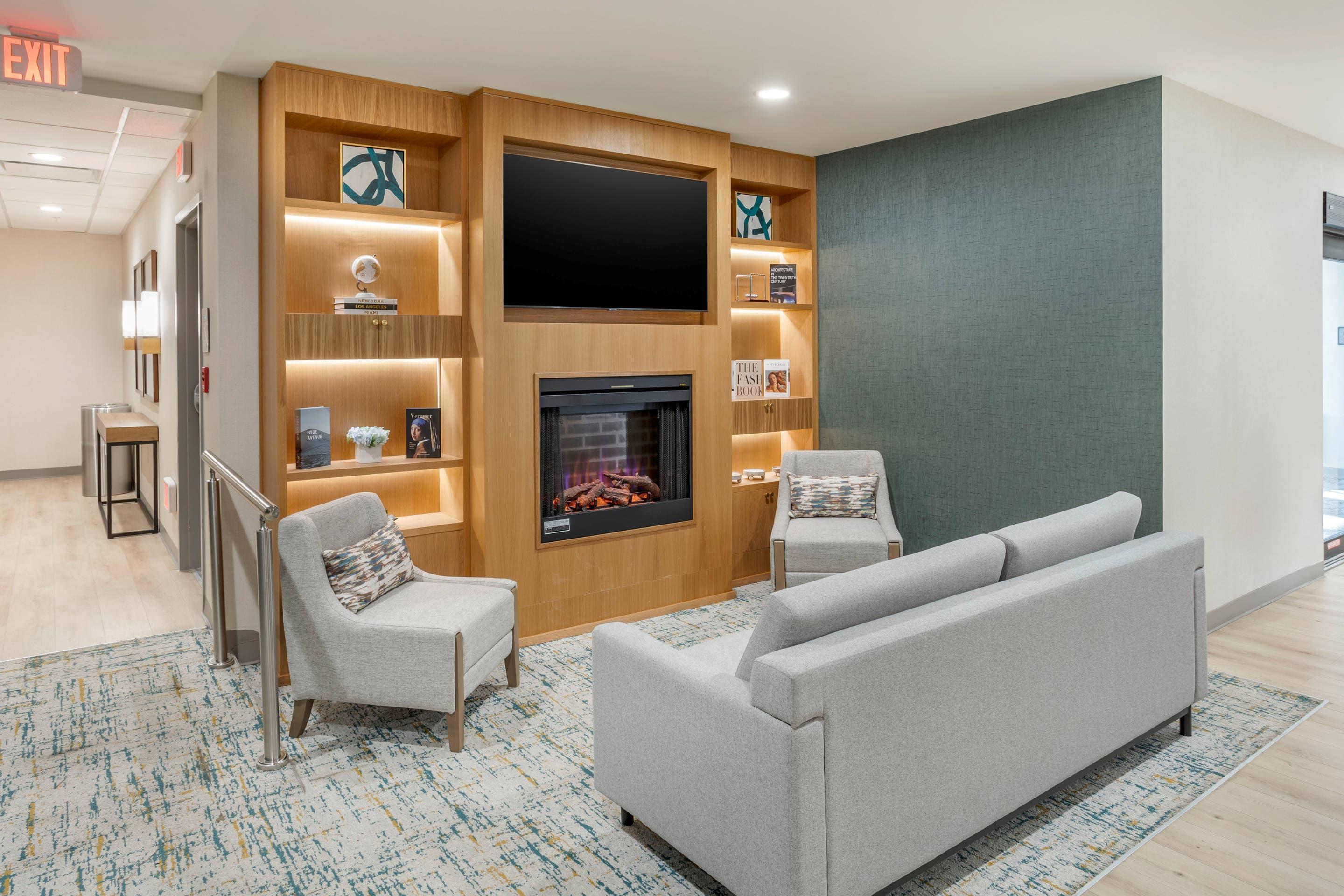 Vista Lobby Comfort Inn & Suites Newark Liberty International Airport