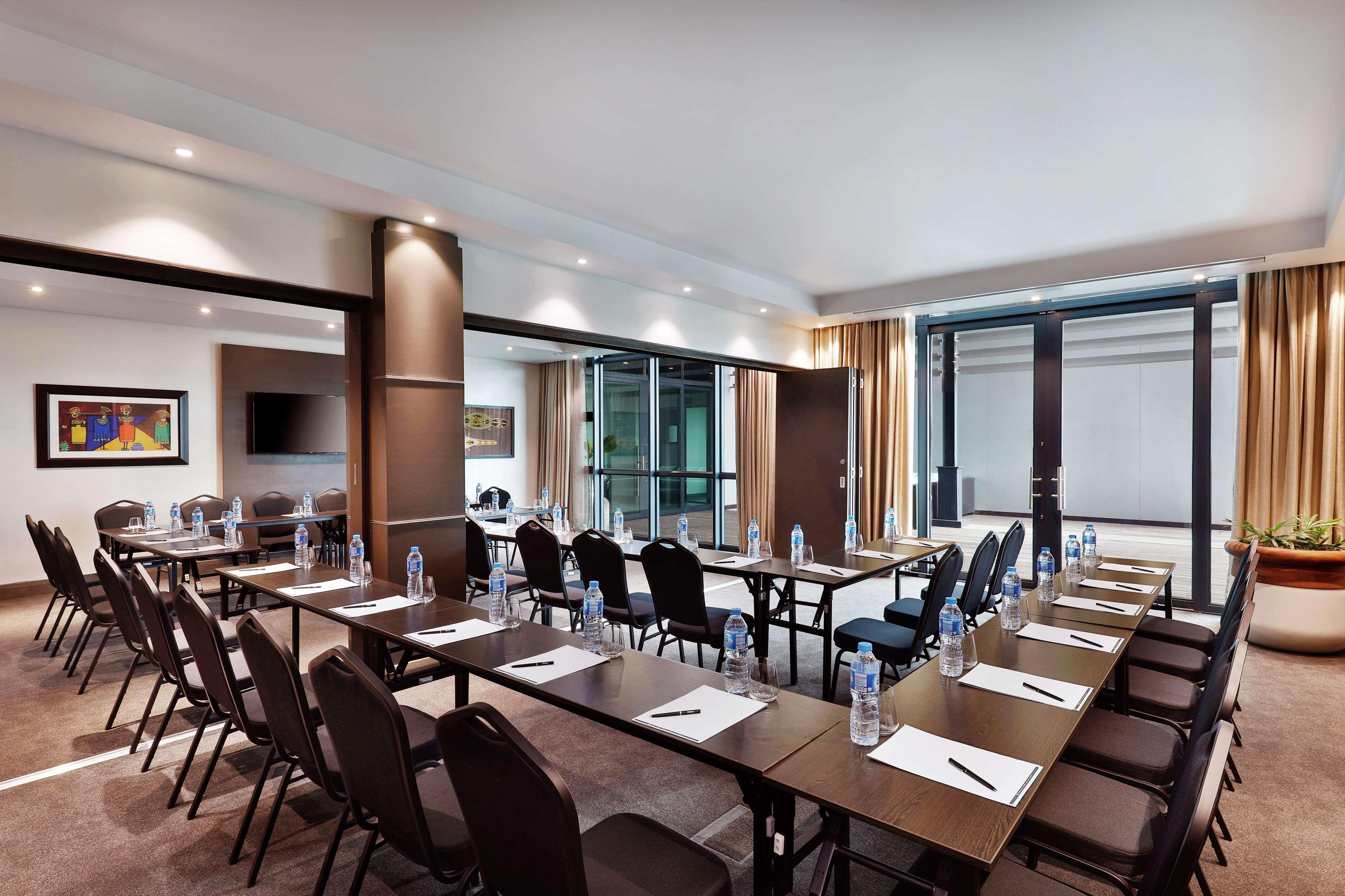 Sala de Reuniones Legend Hotel Lagos Airport, Curio Collection by Hilton