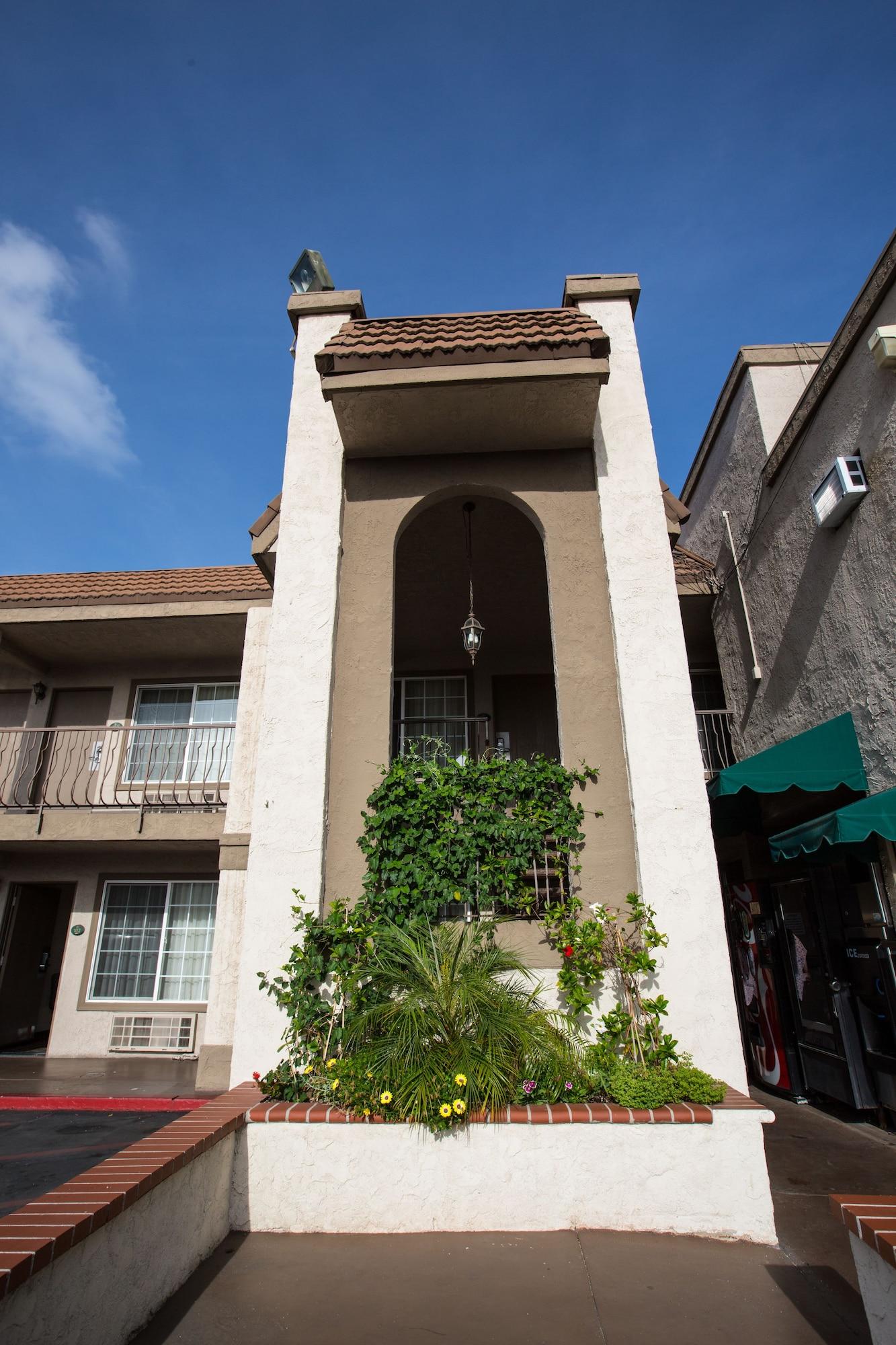 Vista Exterior Queens Inn Anaheim