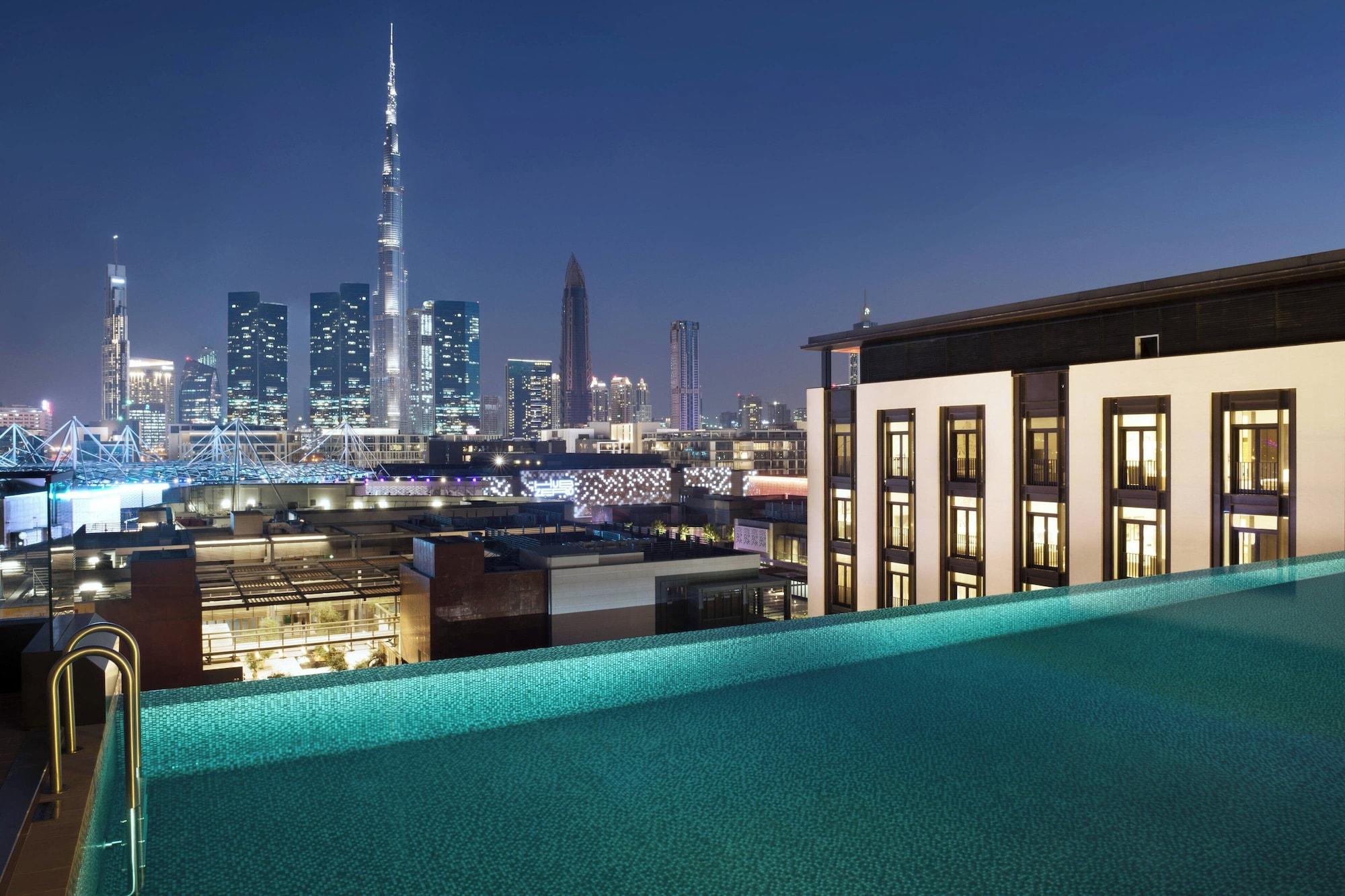 Vista Piscina La Ville Hotel & Suites CITY WALK, Dubai, Autograph Collection