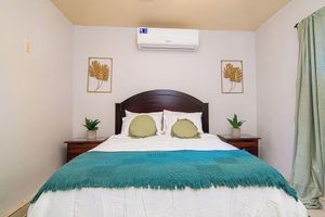 Alquiler Vacacional - Walk 2 Beach- West Bay Room w/Kitchen and Pool! Palmara