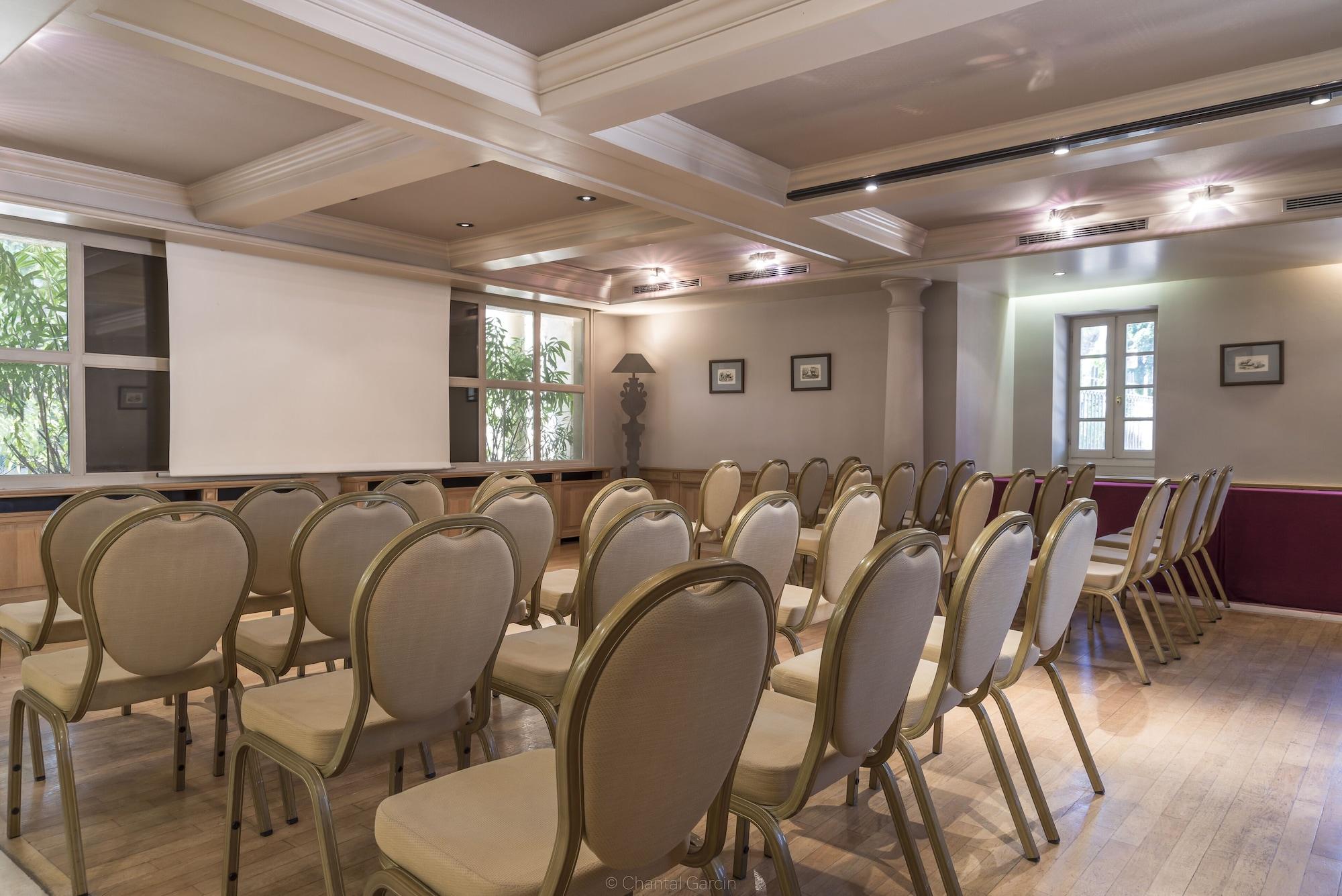 Sala de Reuniones Hôtel la Magnaneraie