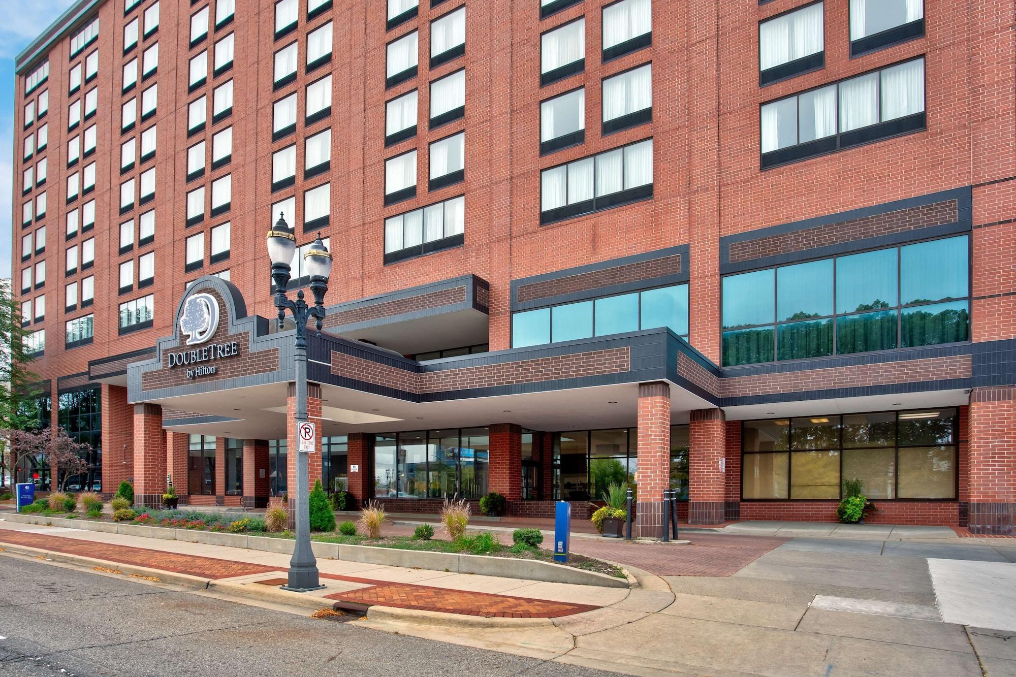 Vista Exterior DoubleTree by Hilton Lansing