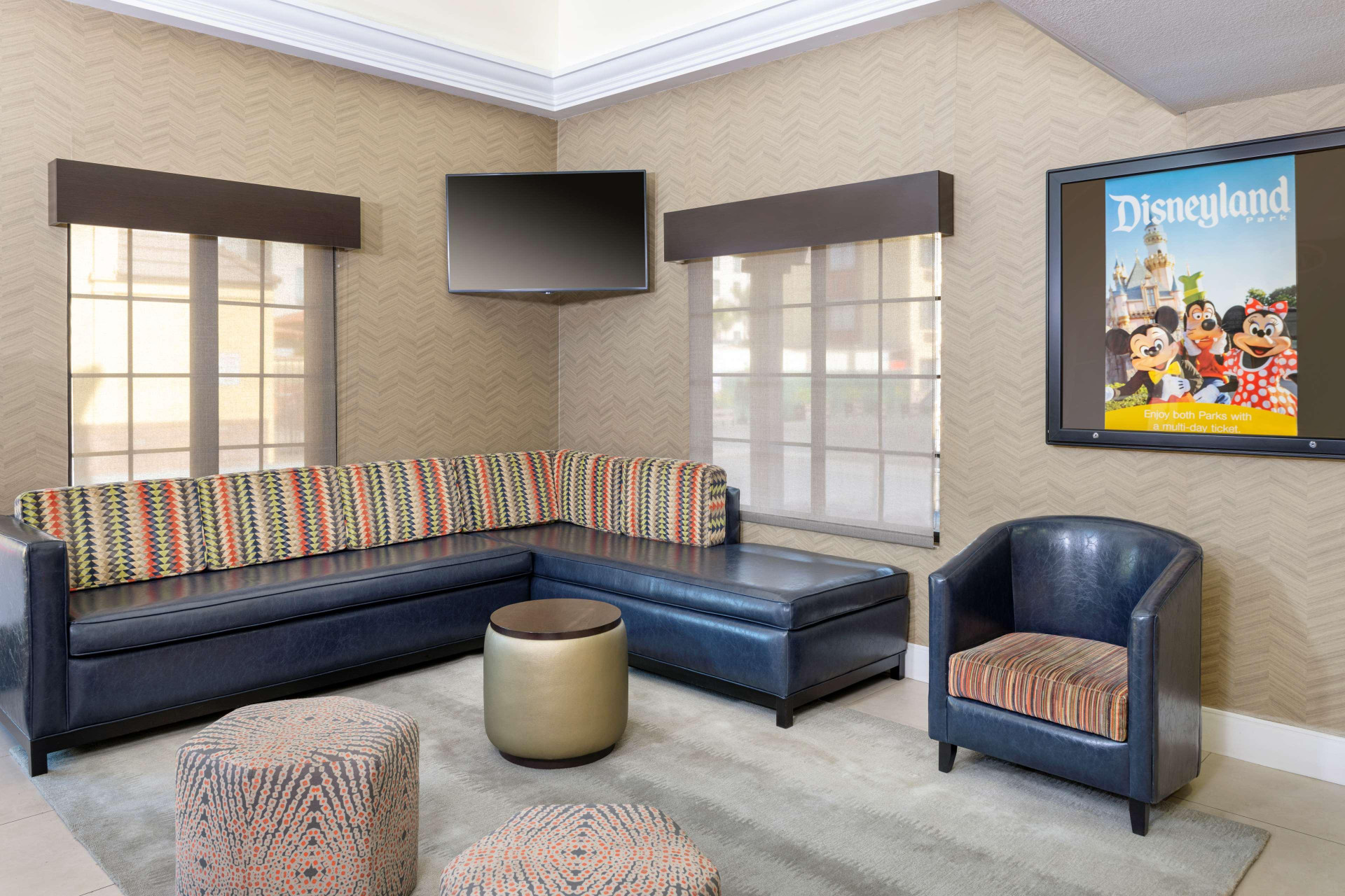 Vista Lobby Best Western Plus Raffles Inn & Suites