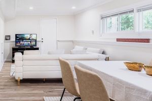 Alquiler Vacacional - Go Buckeyes!Stylish 3-Level Haven Near OSU,PS5,Skylight, Tailgate-Ready Backyard