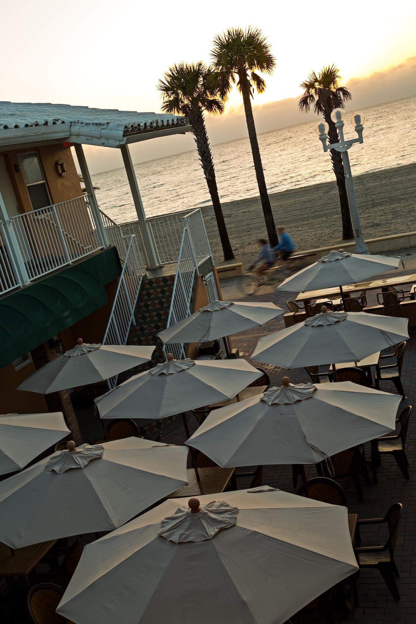 Restaurant Riptide Oceanfront Hotel