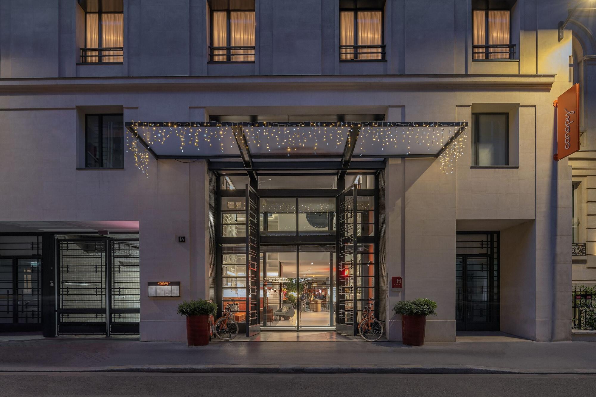 Vista Exterior Canopy by Hilton Paris Eiffel Tower