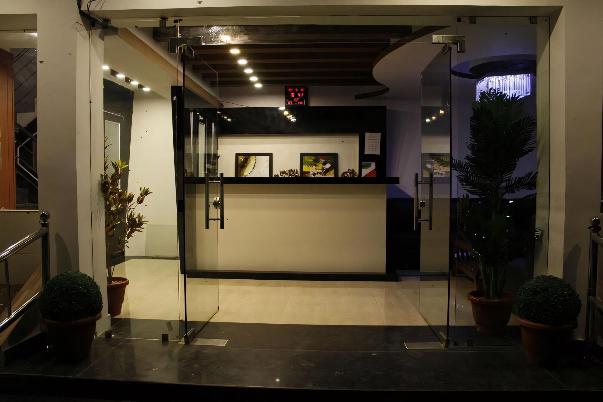 Vista Lobby Green Palms Rubystone Exotic