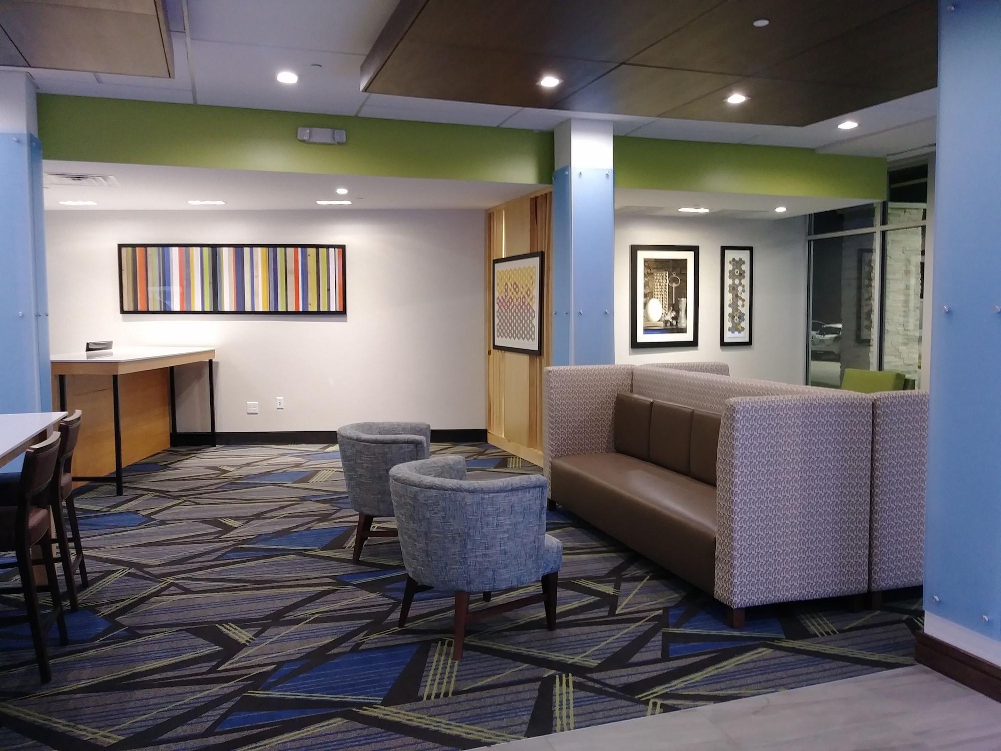 Vista Lobby Holiday Inn Express & Suites Dallas Northeast - Arboretum by IHG