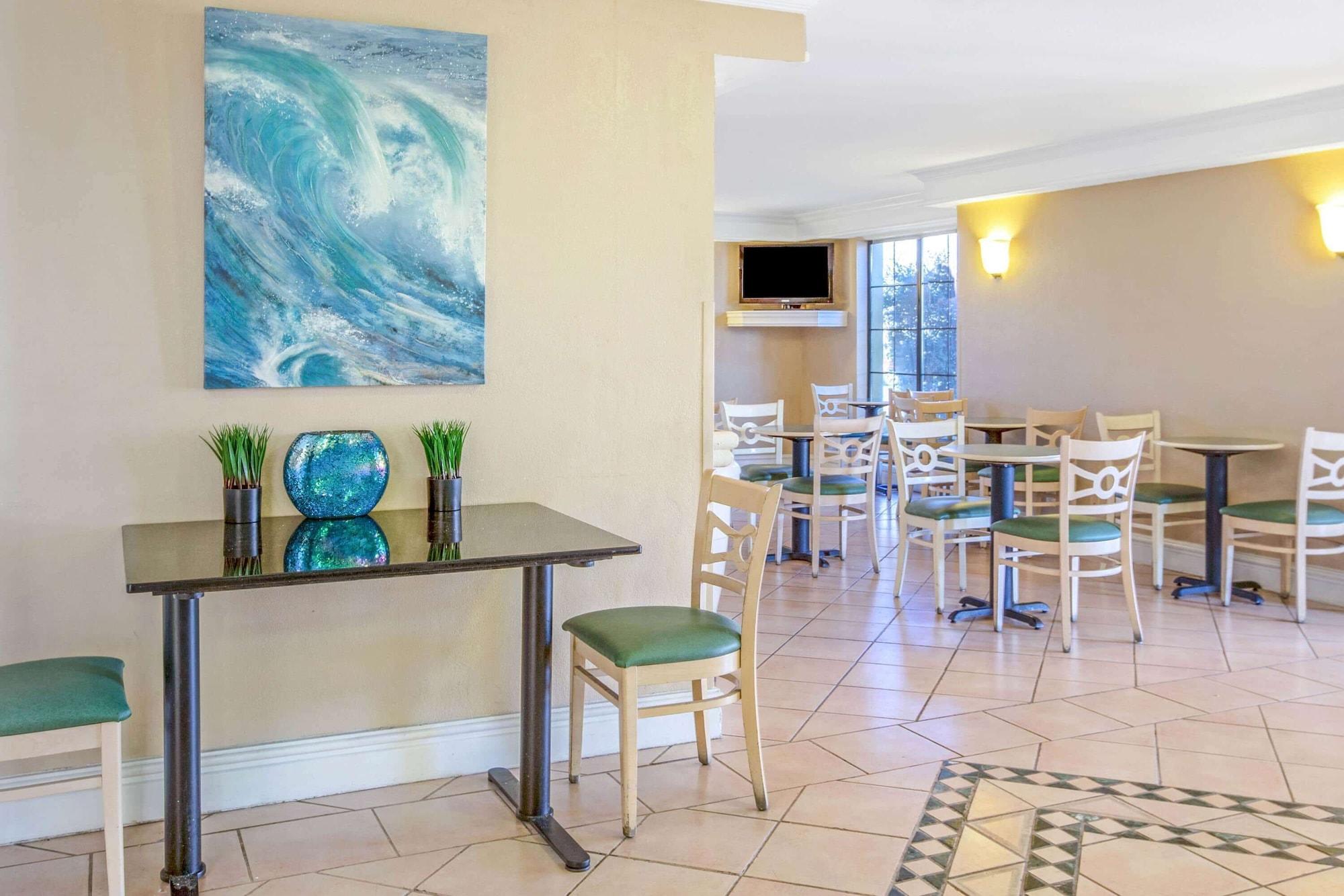 Vista Lobby Days Inn by Wyndham Reno
