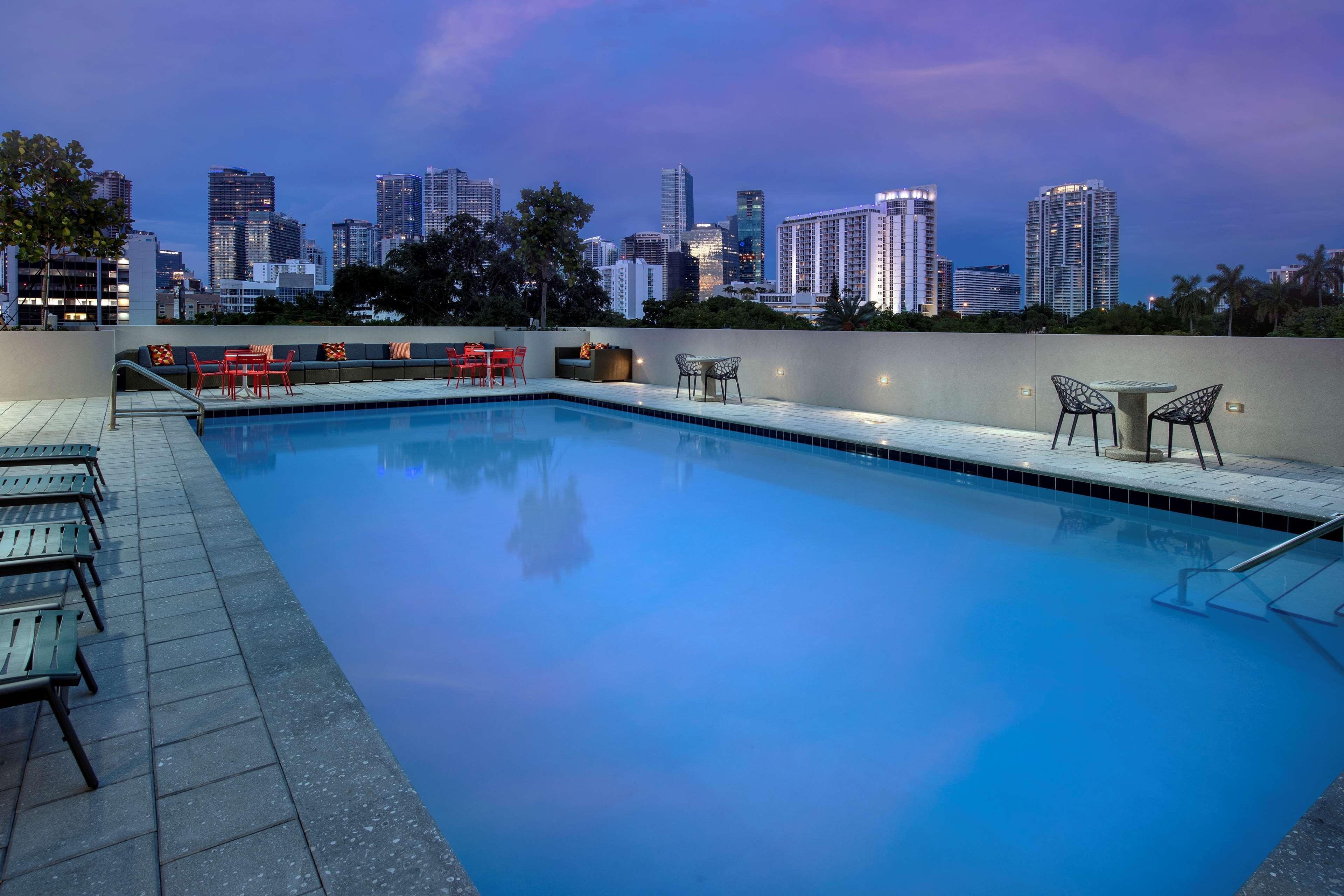 Vista Piscina Tru by Hilton Miami West Brickell