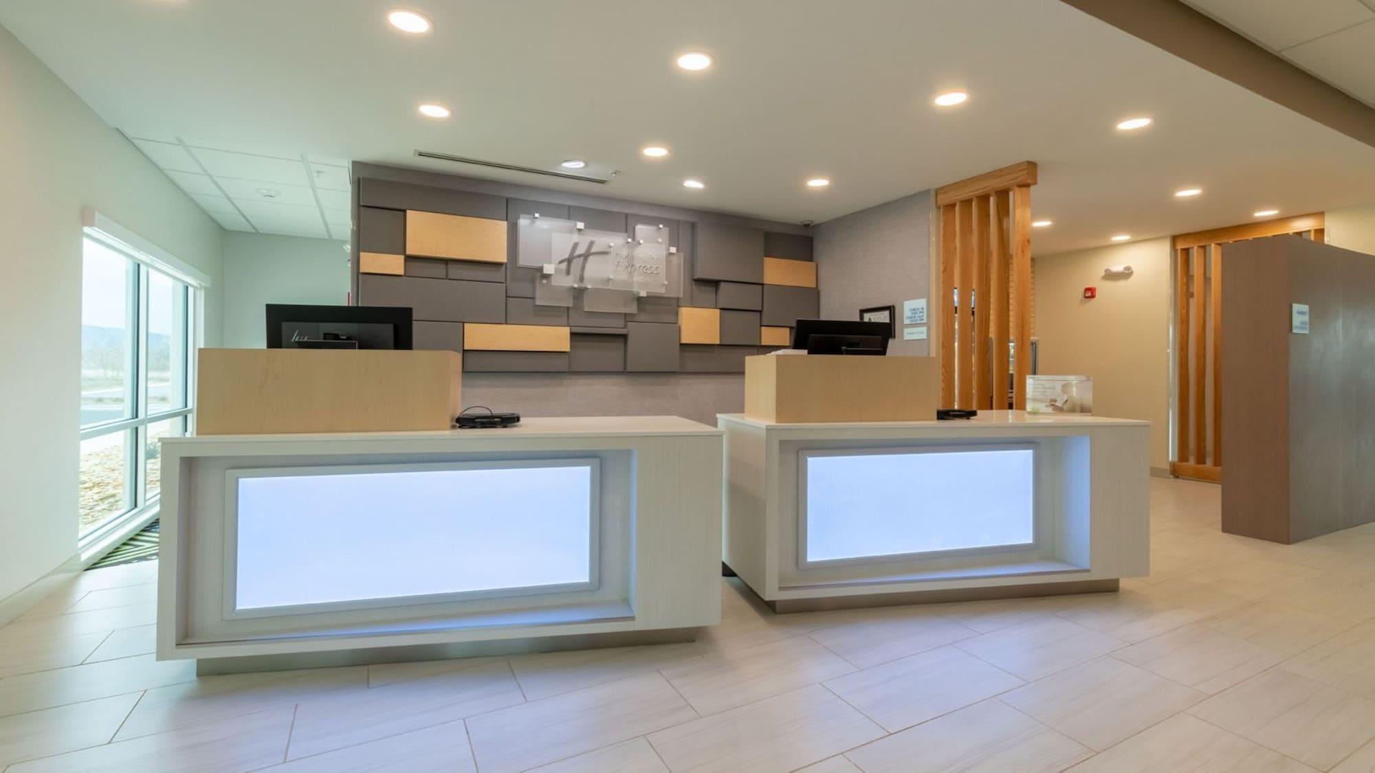 Vista Lobby Holiday Inn Express & Suites Marion by IHG