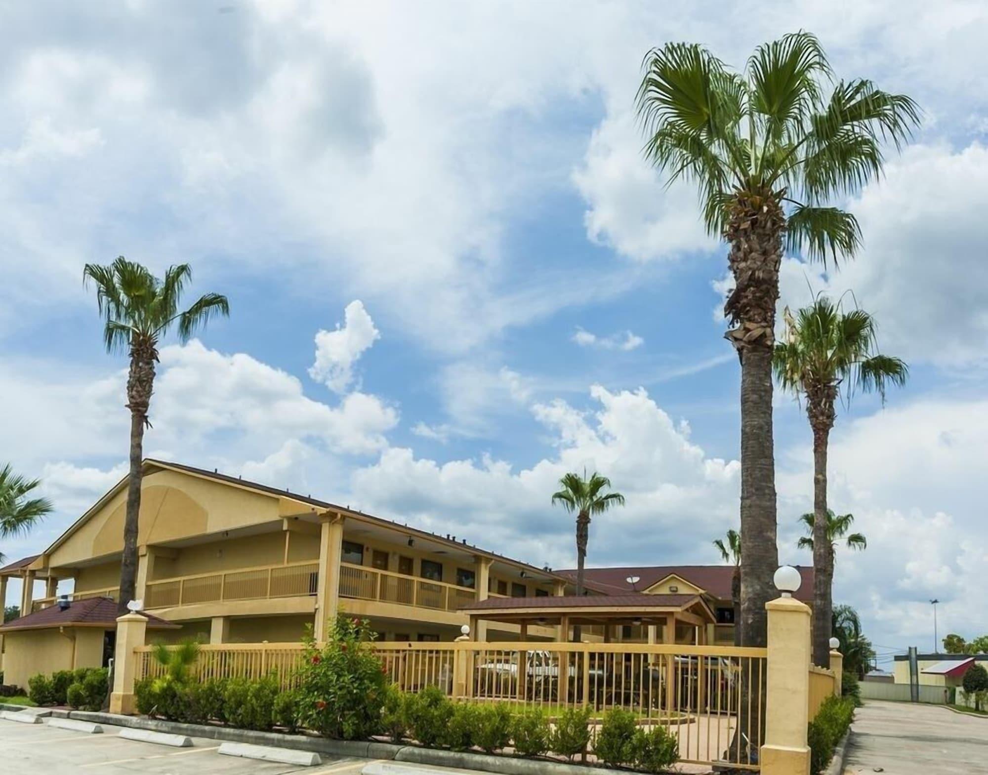 Vista Exterior Downtowner Inn and Suites Hobby