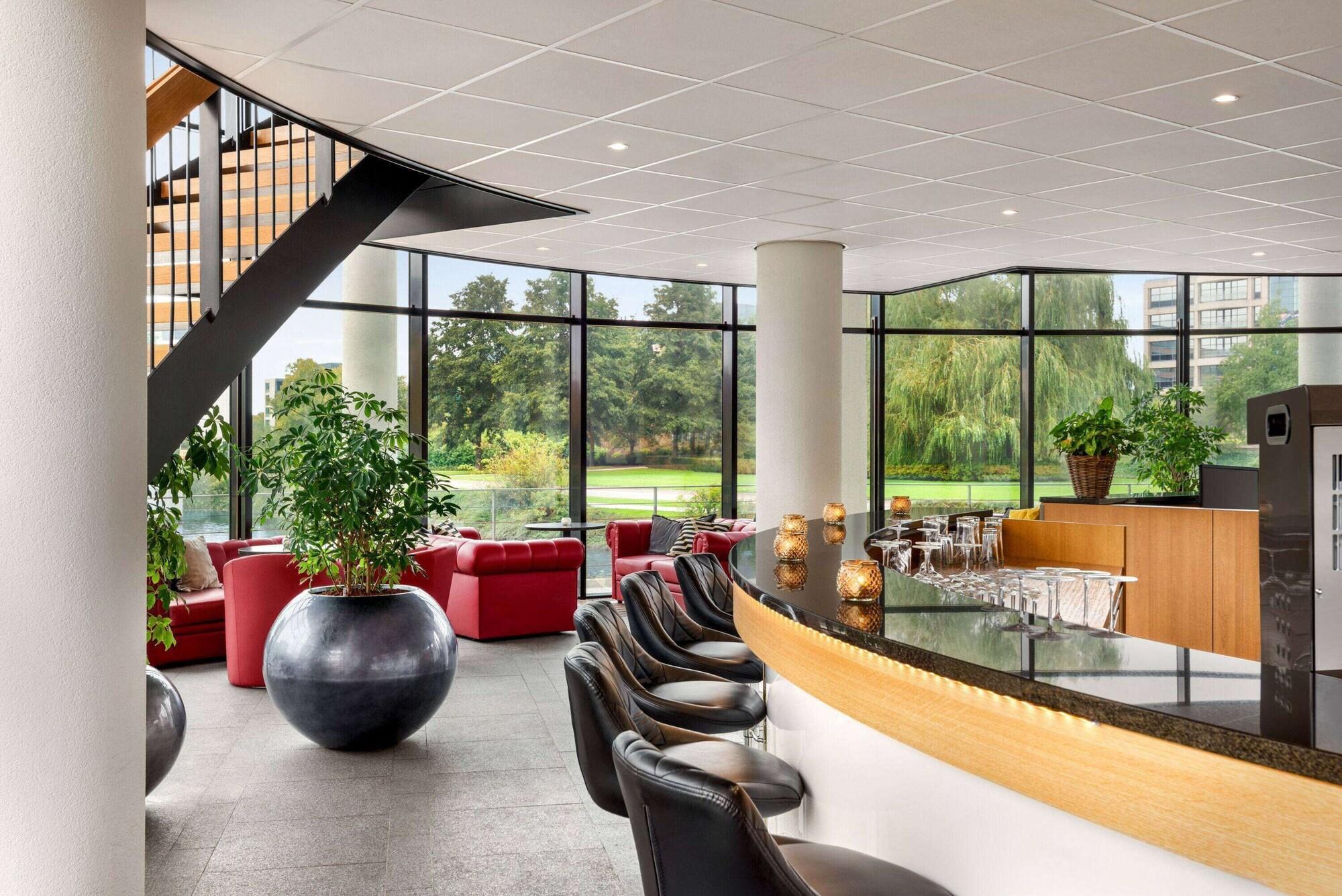 Bar/Salón Amedia Amsterdam Airport, Trademark Collection by Wyndham