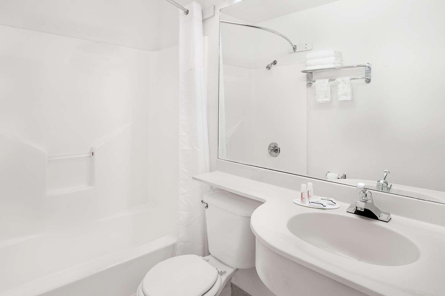 Baño Microtel Inn & Suites By Wyndham Broken Bow