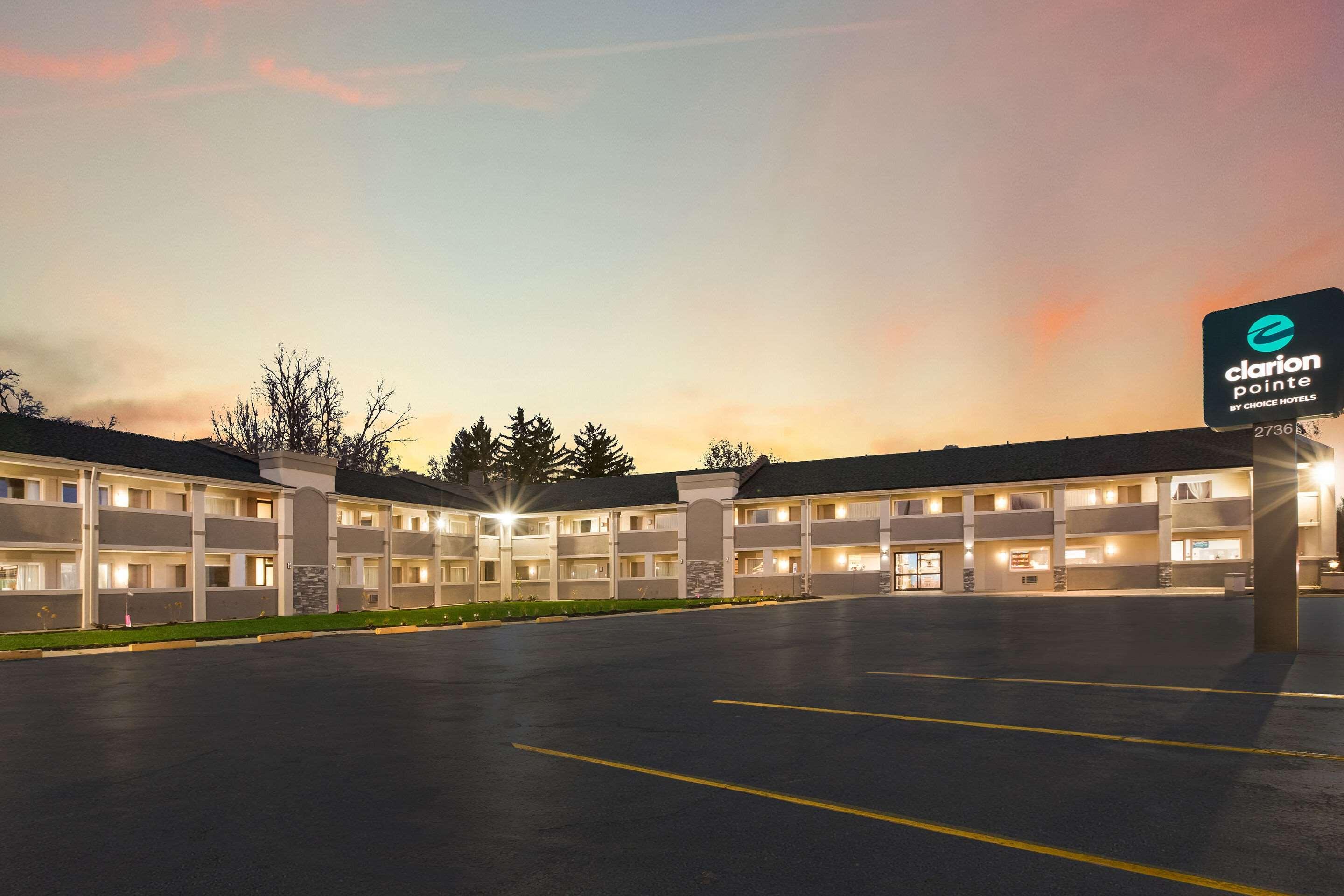 Vista Exterior Clarion Pointe East Lansing University Area