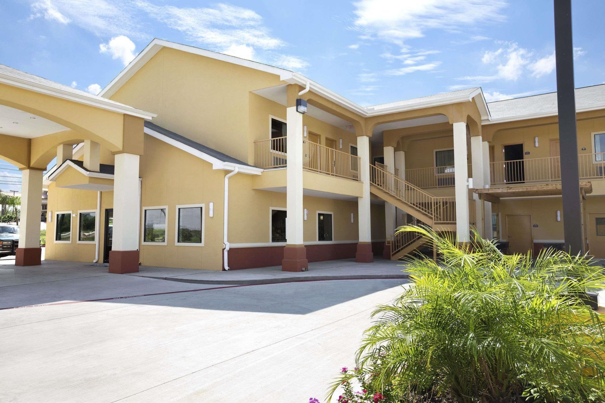 Vista Exterior Days Inn & Suites by Wyndham Gonzales TX