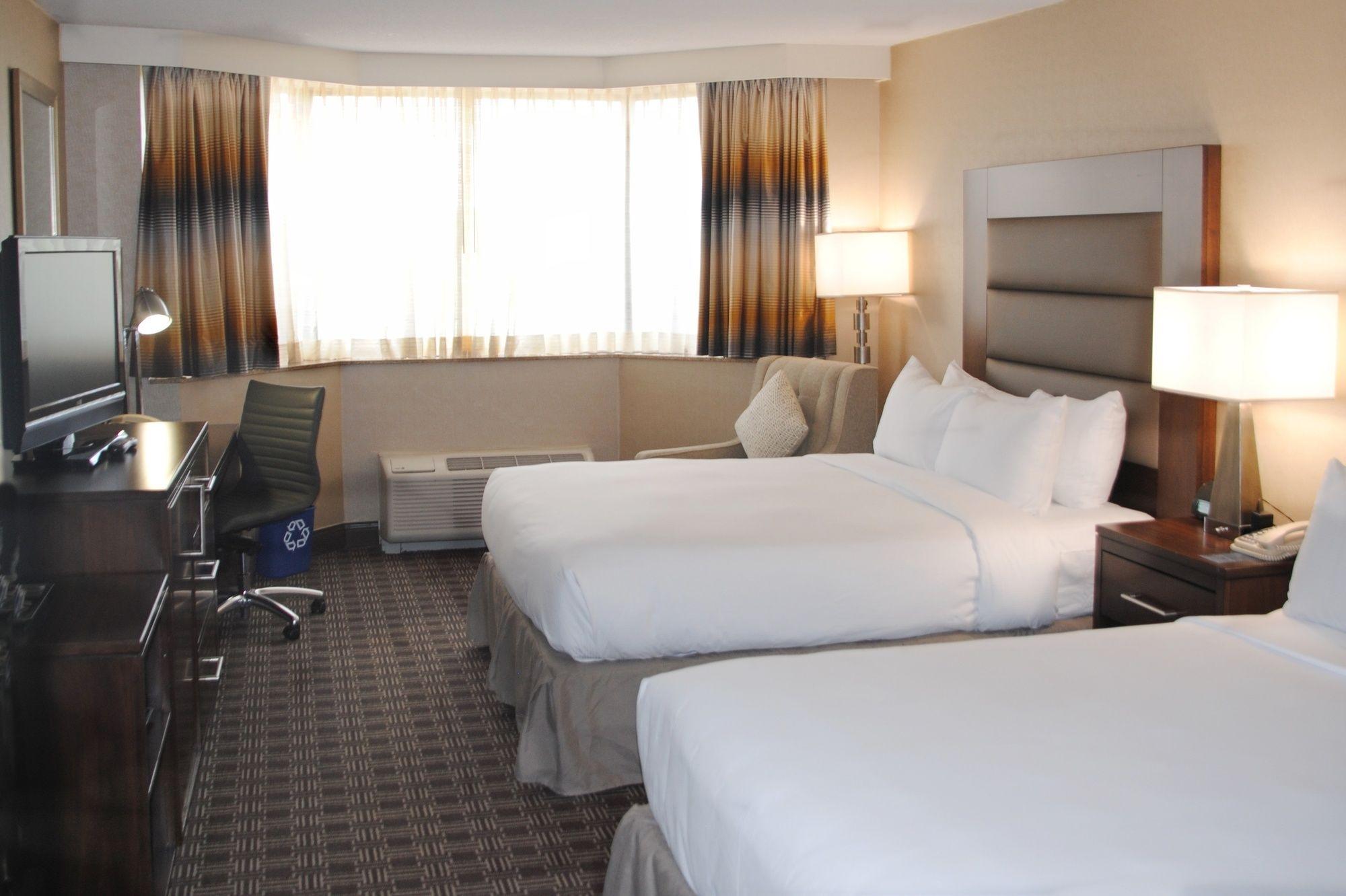 Guest room Hilton Crystal City at Washington Reagan