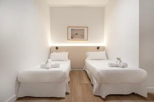 Alquiler Vacacional - Stay in Style: Chic units in a building Facing Gaudí’s Palau Güell! By Ramblas!