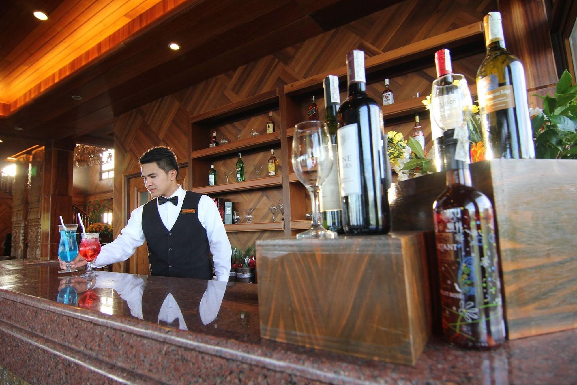 Bar/Salón Alta D' Tagaytay Hotel