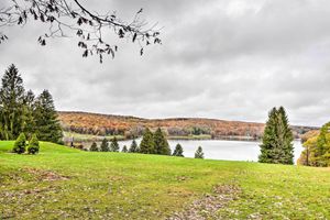 Alquiler Vacacional - Hike, Ski & Raft: Terra Alta Cabin w/ Large Deck