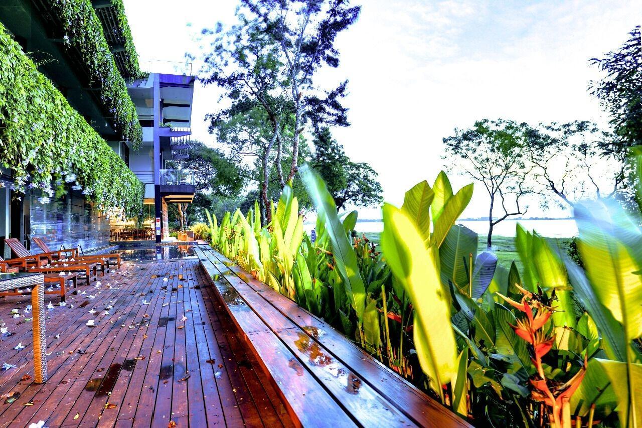 Vista Exterior The Lake Forest Hotel