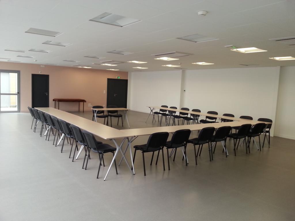 Centro de Negocios Kyriad Clermont Ferrand Sud La Pardieu