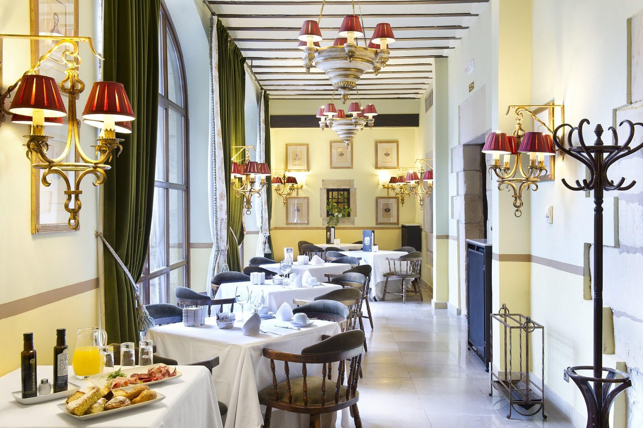 Restaurant Parador De Santillana De Gil Blas