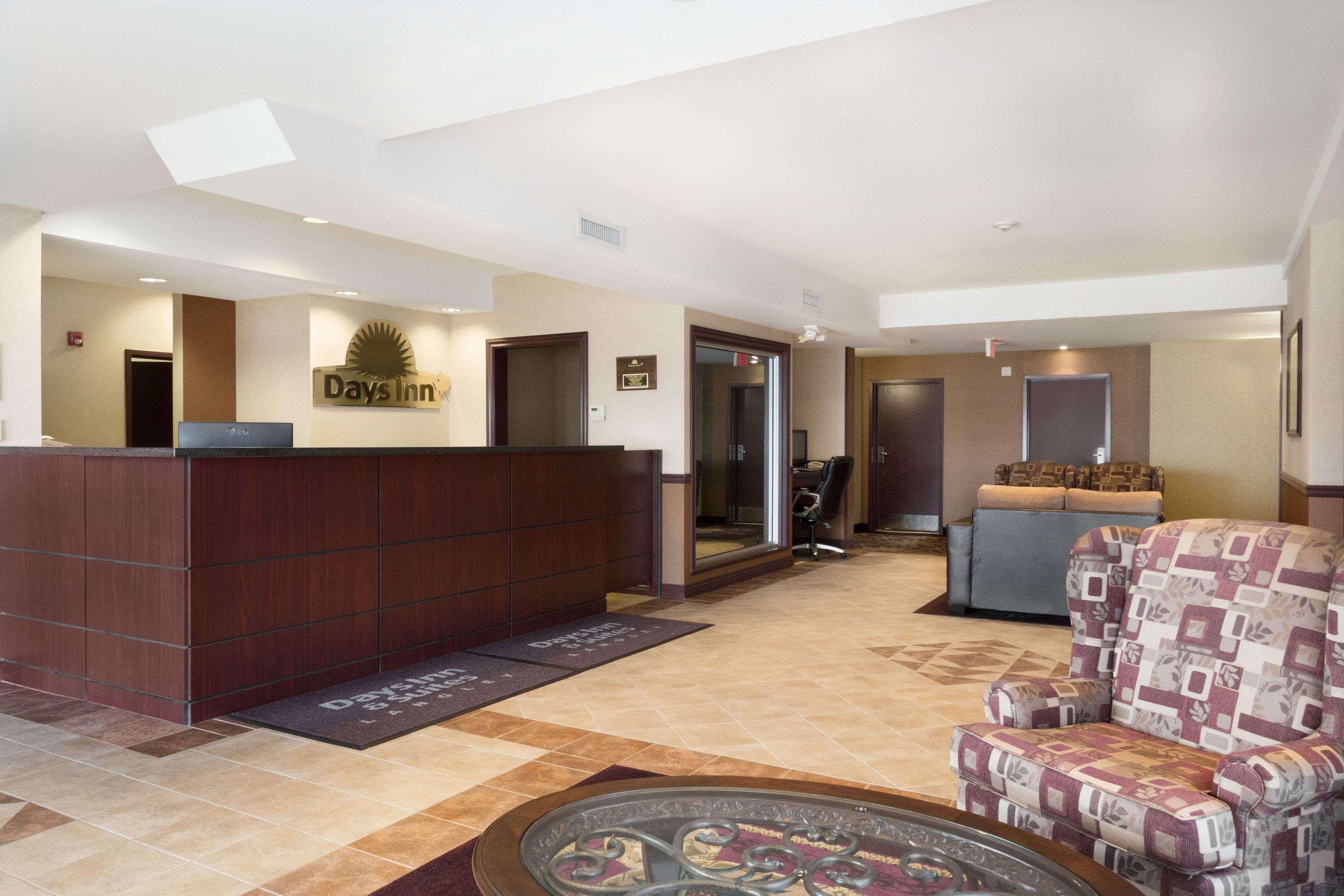 Vista Lobby Days Inn & Suites by Wyndham Langley