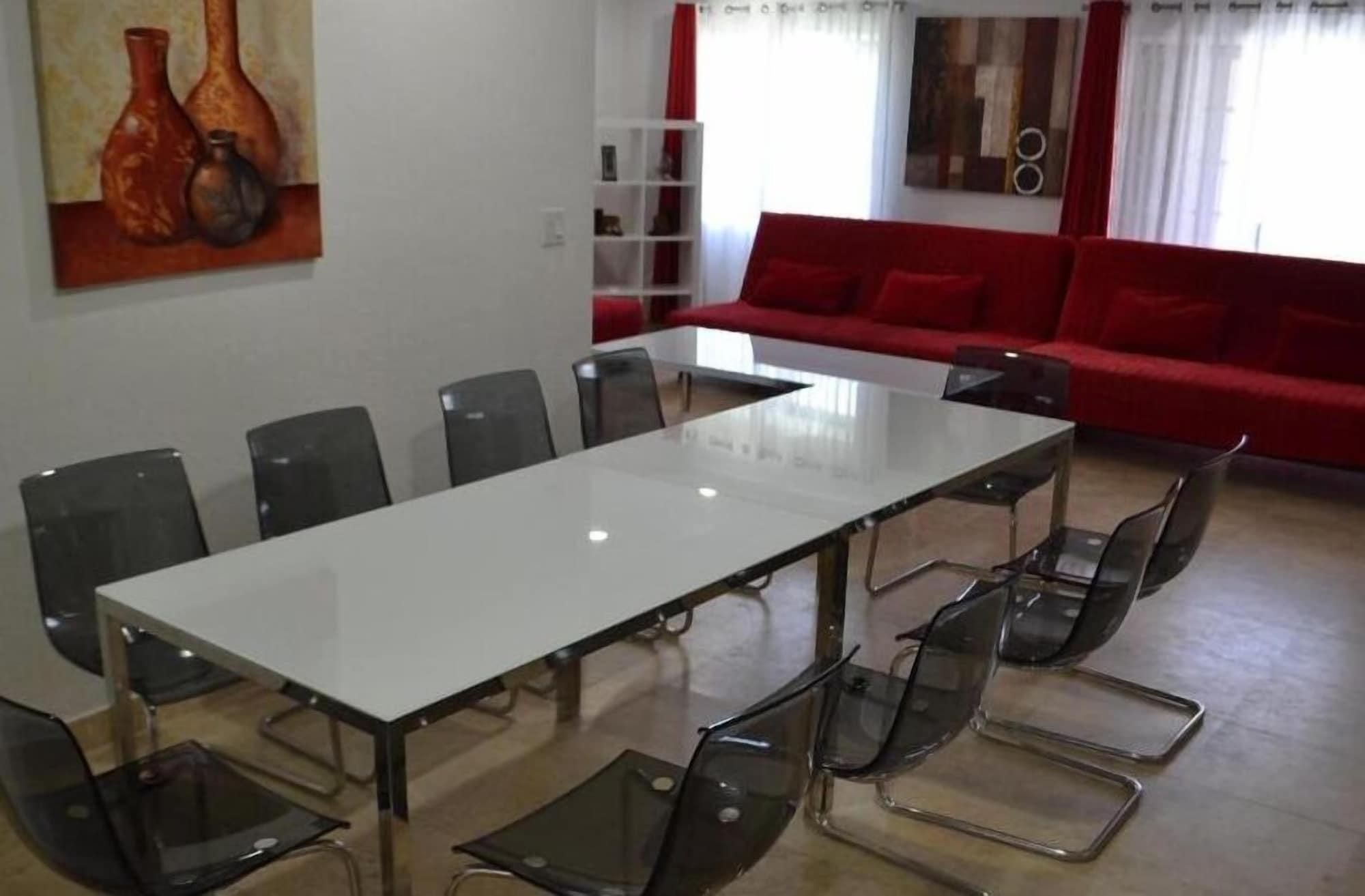 Sala de Reuniones House for 12