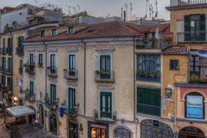 Alquiler Vacacional - Apartment in the most central square of Salerno, within walking distance of the station