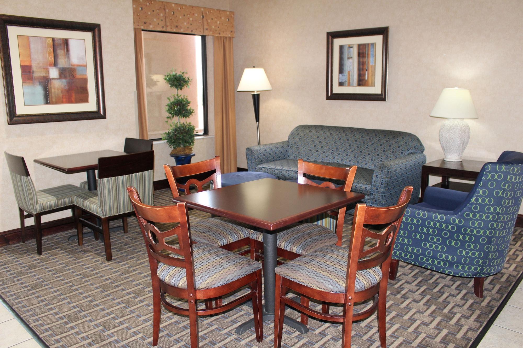 Vista Lobby Holiday Inn Express Kansas City-Liberty by IHG